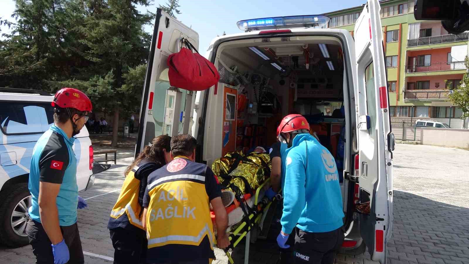 Burdur’da okuldaki deprem tatbikatı gerçeği aratmadı
