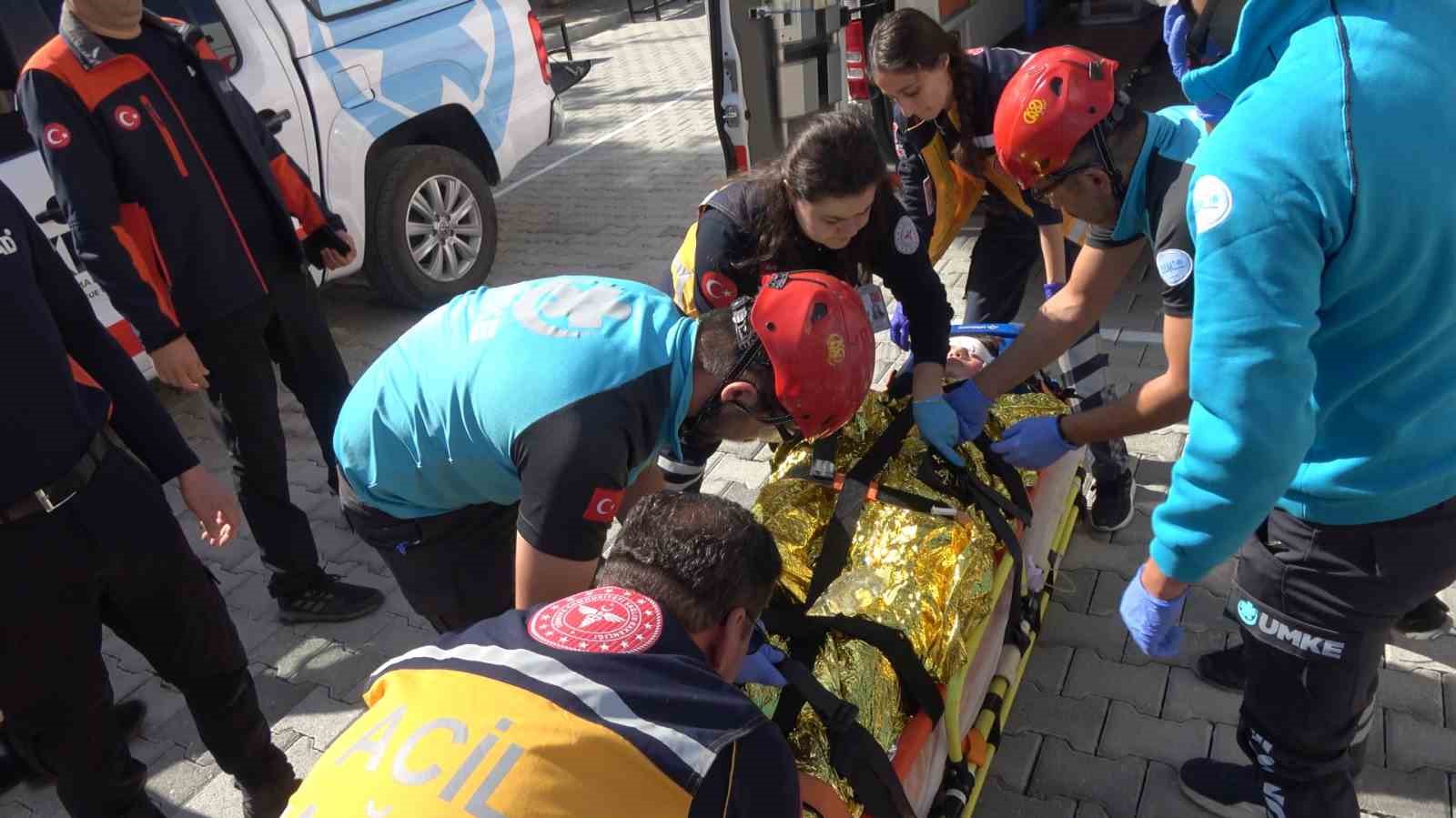 Burdur’da okuldaki deprem tatbikatı gerçeği aratmadı
