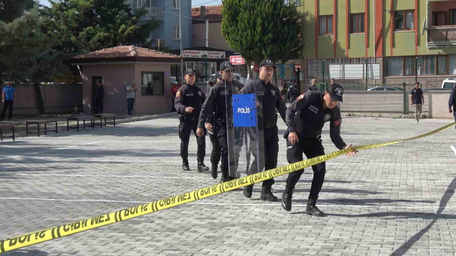 Burdur’da okuldaki deprem tatbikatı gerçeği aratmadı
