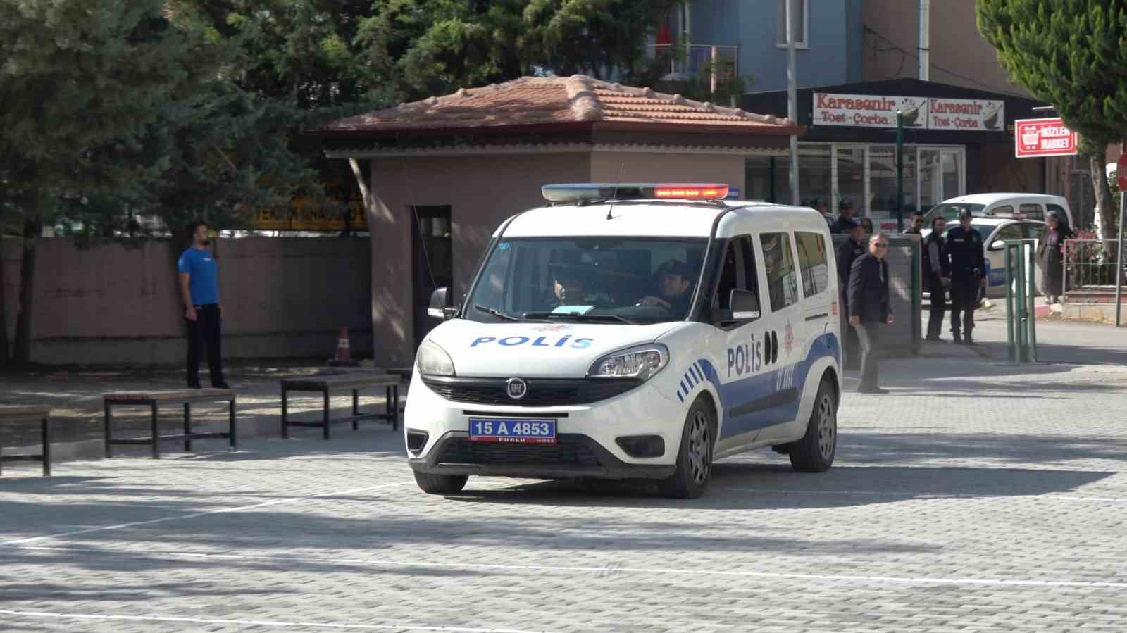 Burdur’da okuldaki deprem tatbikatı gerçeği aratmadı
