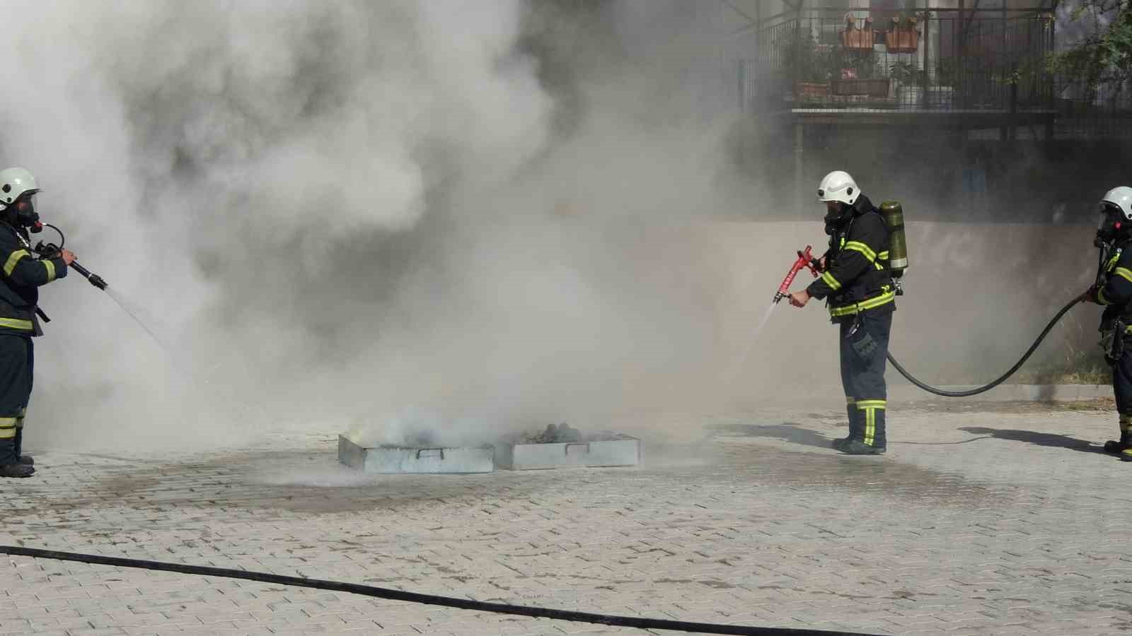 Burdur’da okuldaki deprem tatbikatı gerçeği aratmadı
