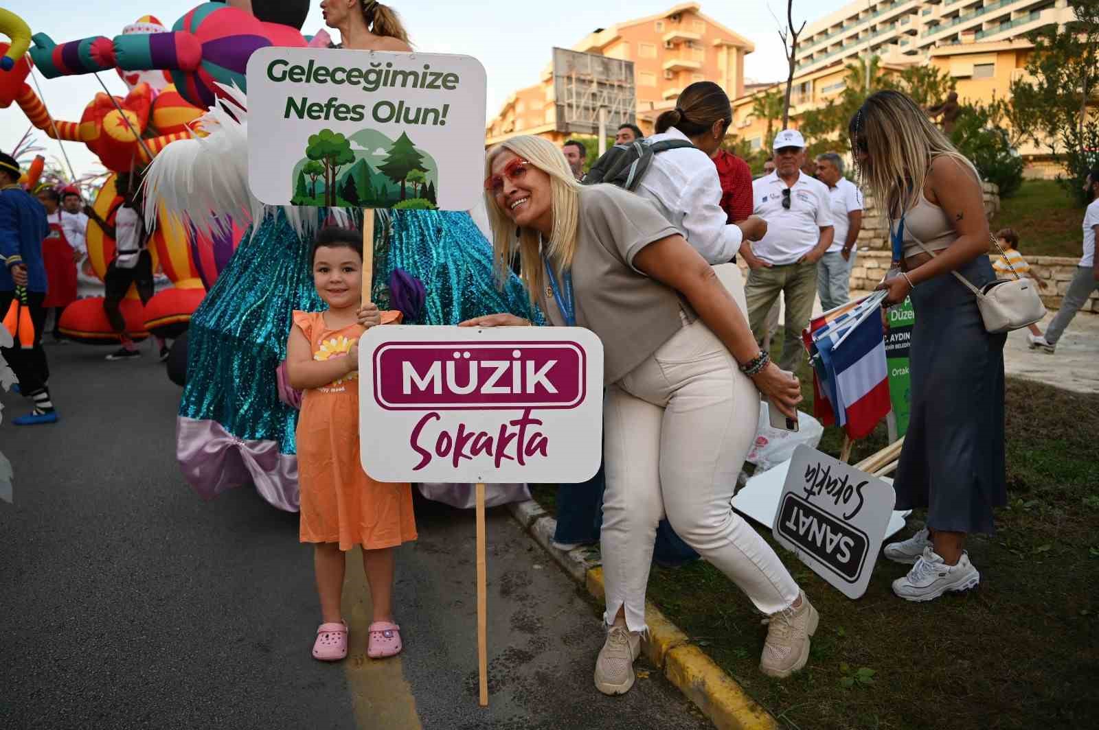 Kuşadası Sokak Festivali coşkusu uluslararası arenaya taşındı
