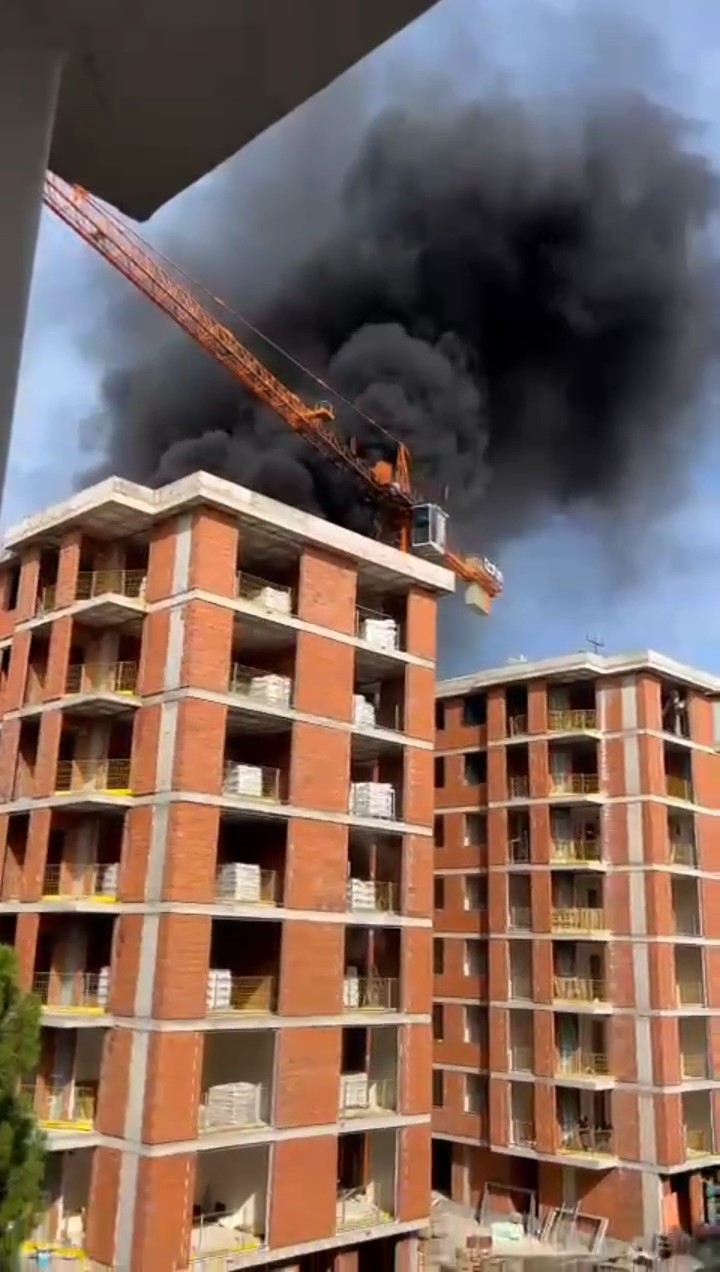 Pendik’te inşaat halindeki bir binanın çatısındaki yangını bir vatandaş hortumla söndürmeye çalıştı
