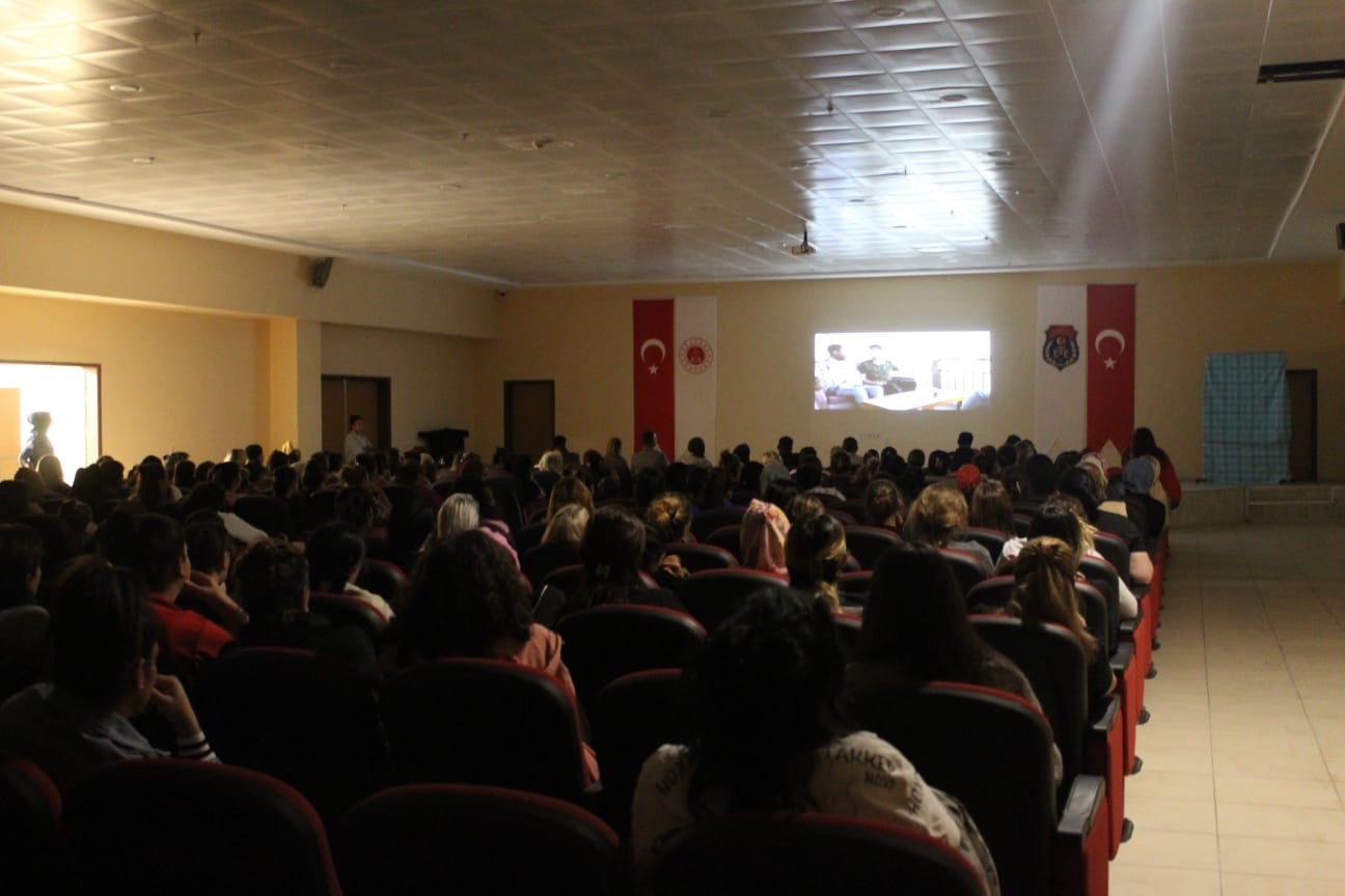 Elazığ Belediyesi, kadın hükümlüler için gösteri düzenledi
