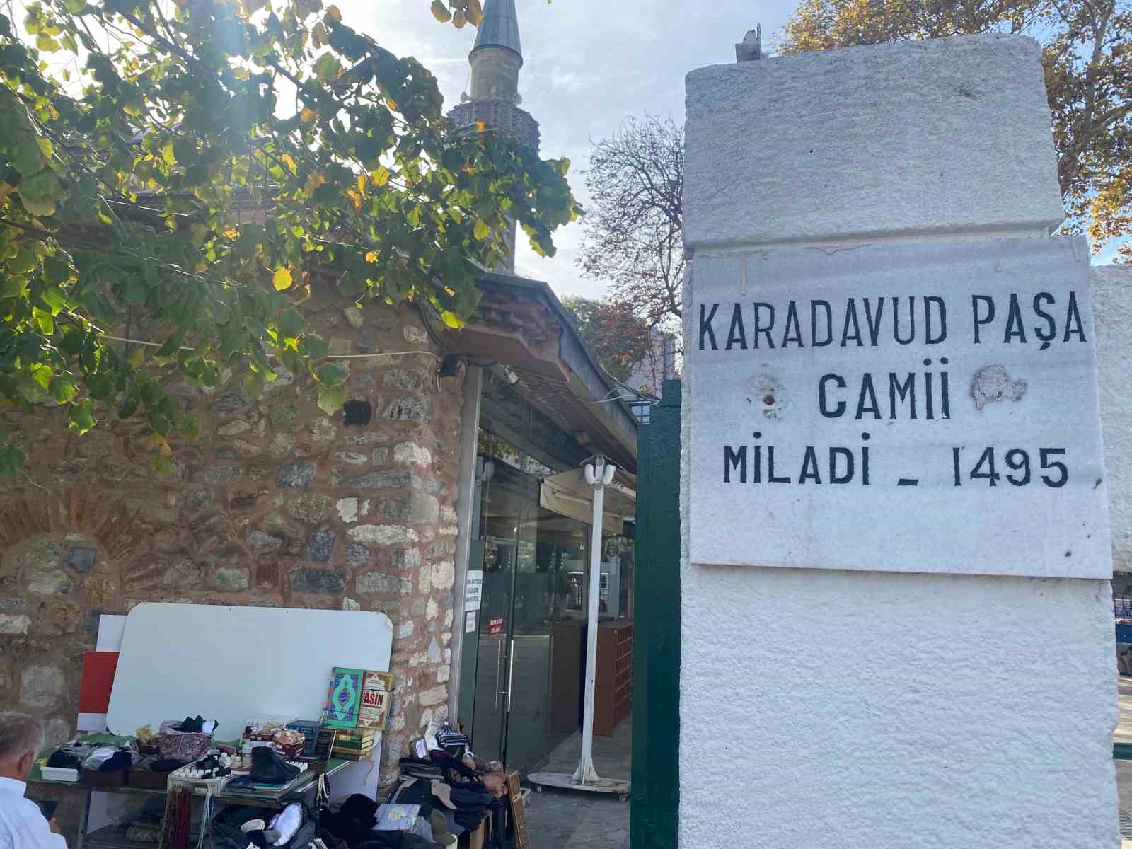 Üsküdar’da 529 yıllık tarihi Karadavud Paşa Cami’nin kubbe kısmında hasar oluştu
