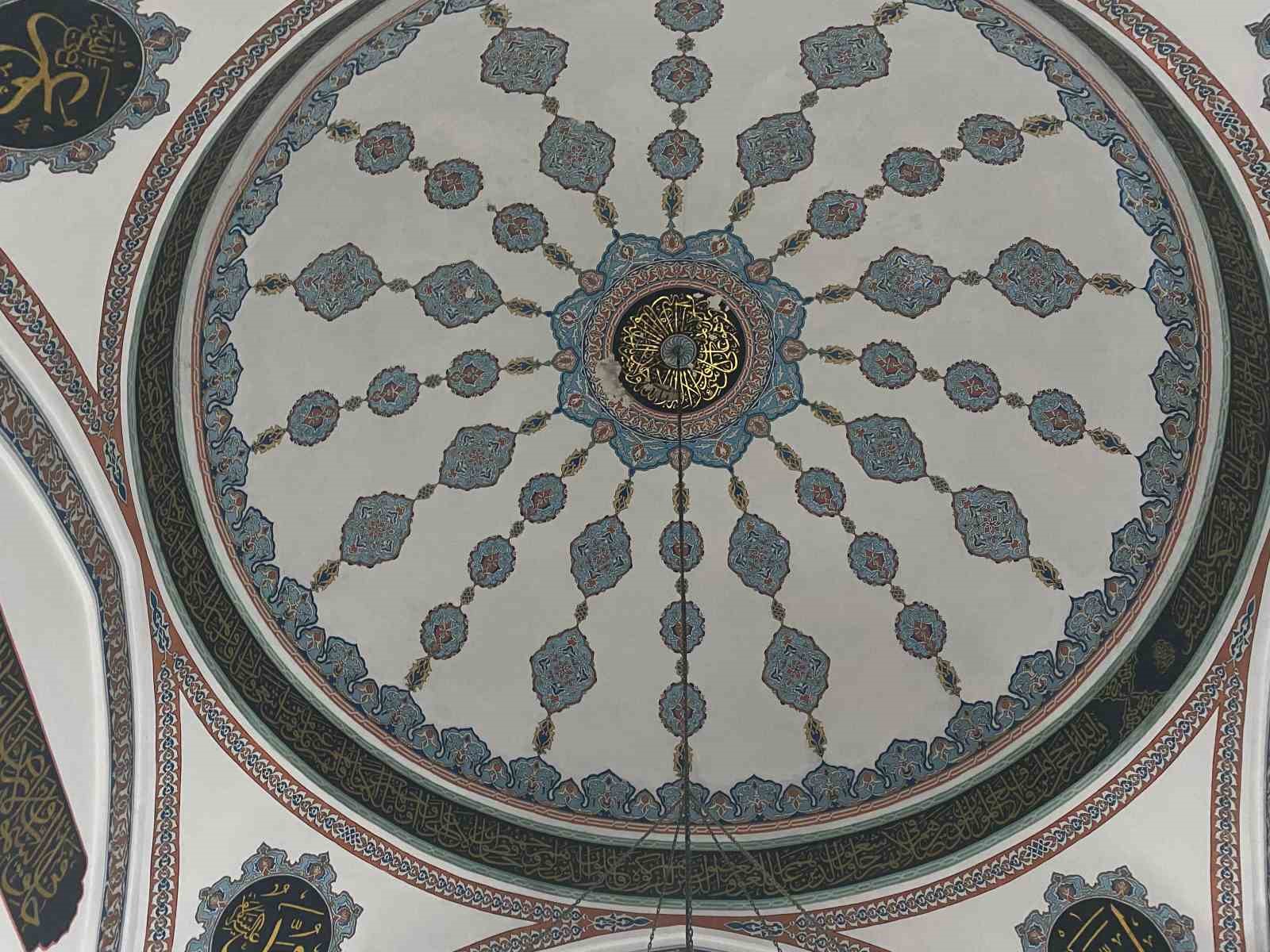 Üsküdar’da 529 yıllık tarihi Karadavud Paşa Cami’nin kubbe kısmında hasar oluştu
