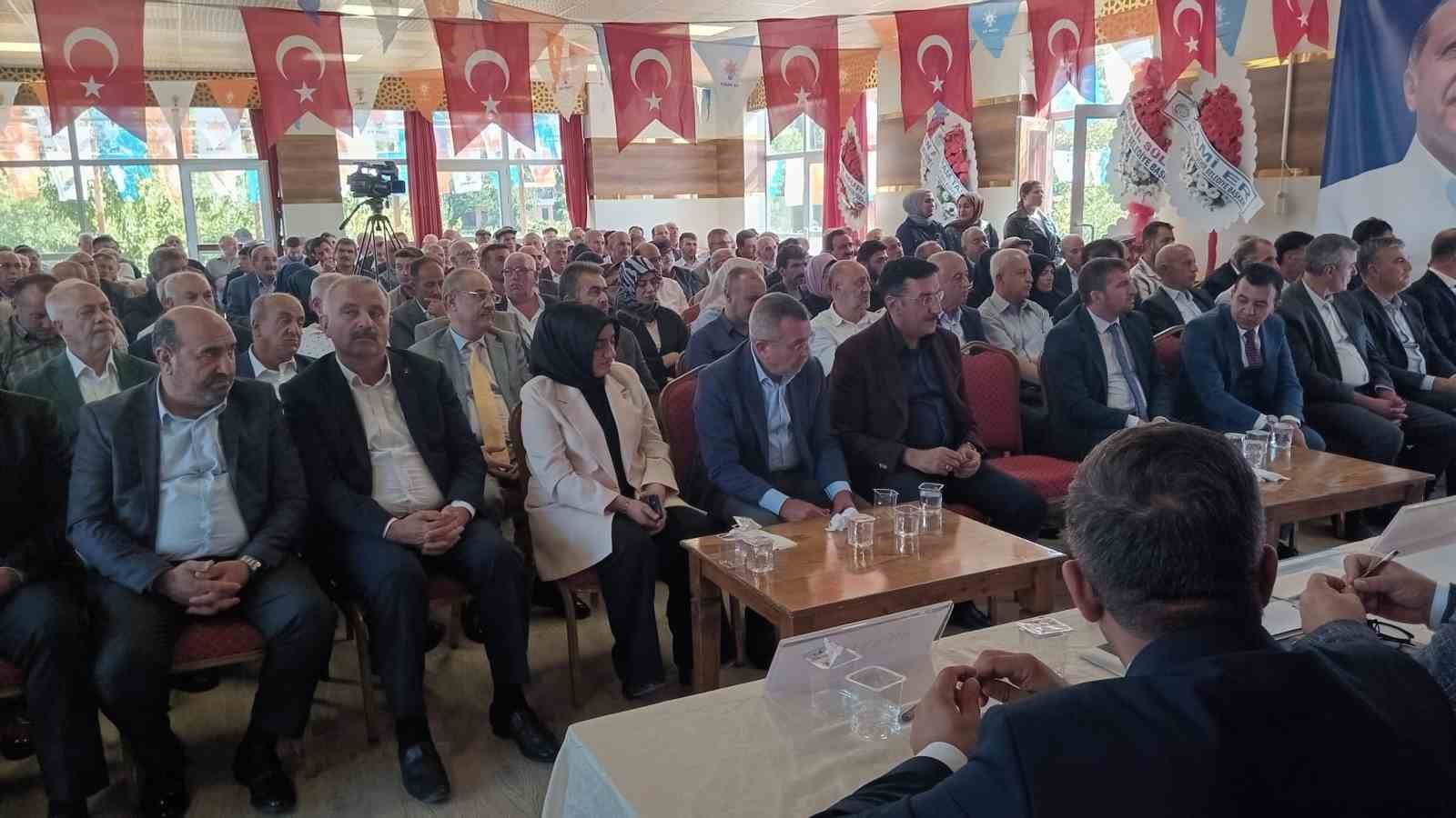 AK Parti Pütürge 8. olağan kongrede Bülent Karayılan güven tazeledi
