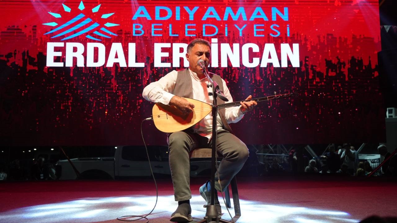 Erdal Erzincan konseri büyük ilgi gördü
