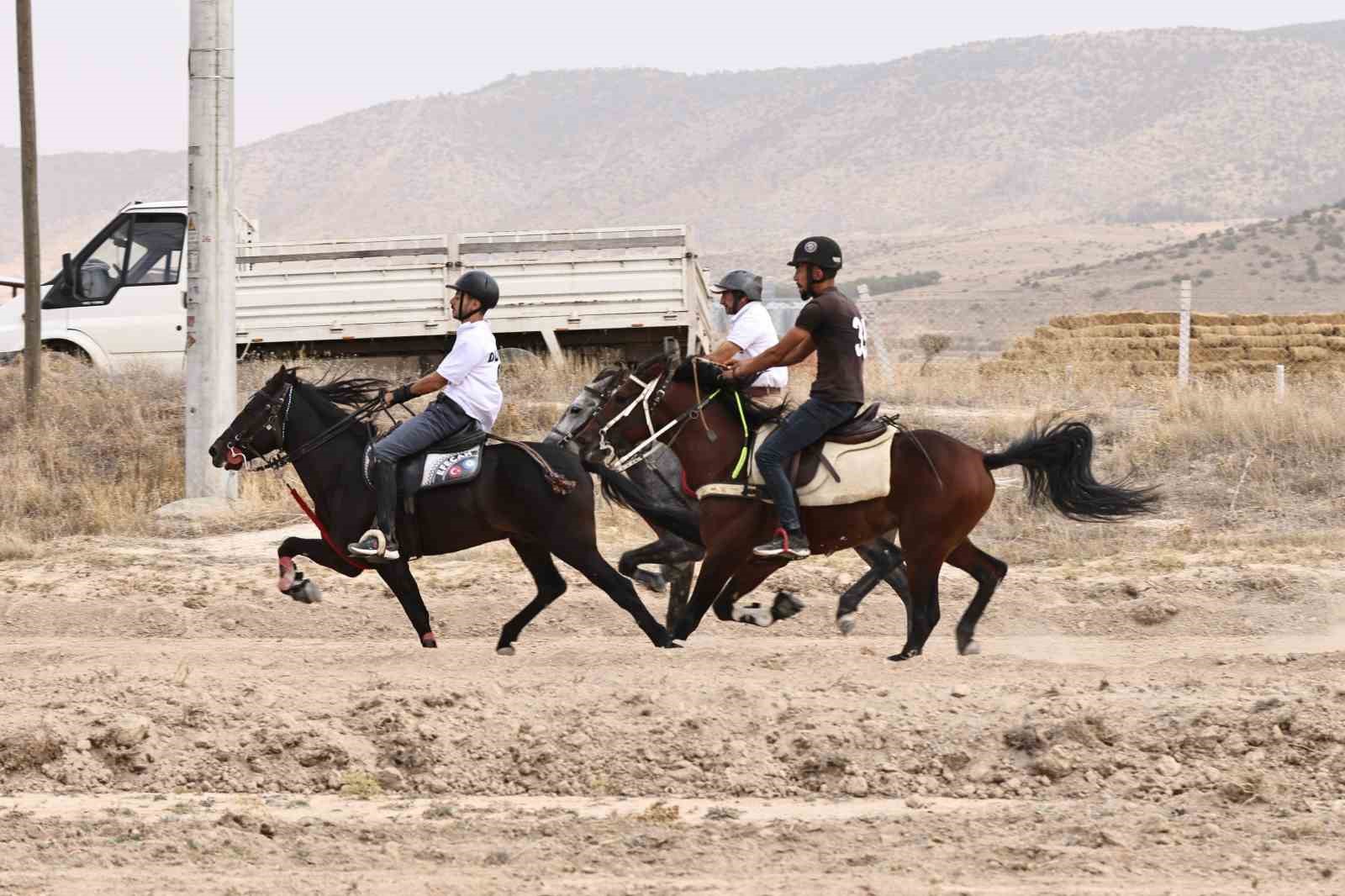 Büyükşehir Rahvan At yarışları nefes kesti
