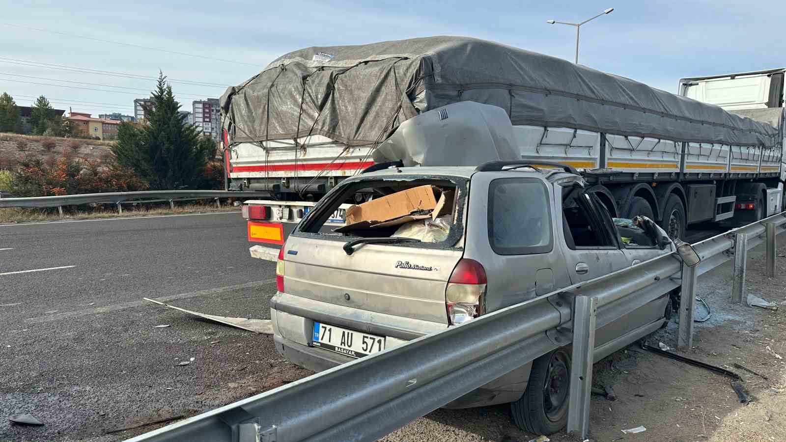 Park halindeki tıra ok gibi saplandı: 2 ölü 3 yaralı
