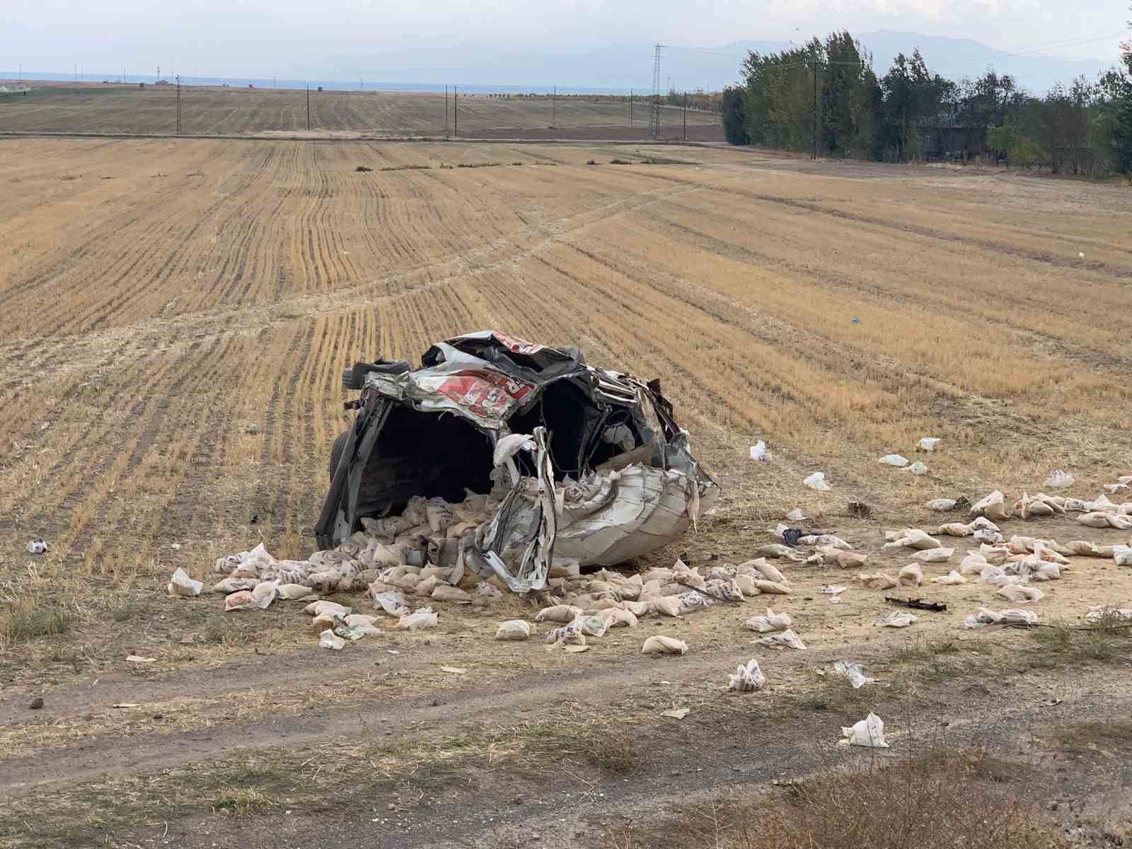 Lastiği patlayan minibüs şarampole devrildi: 2 yaralı
