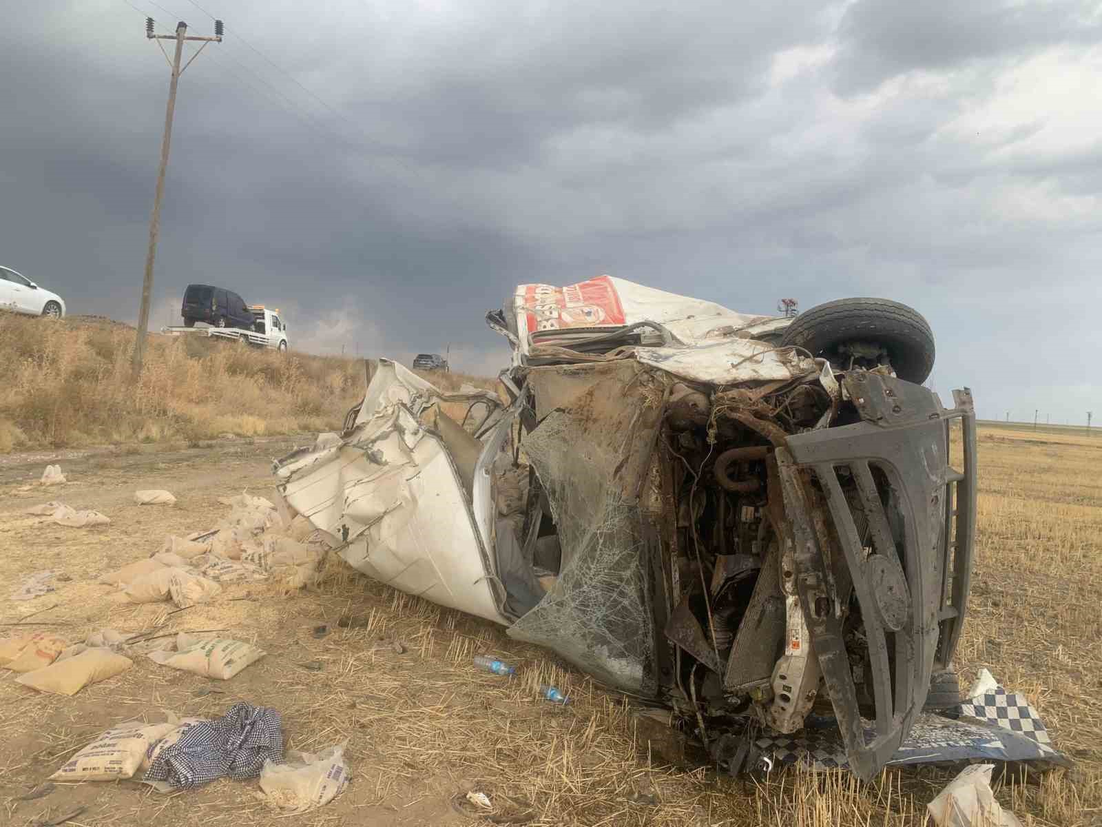 Lastiği patlayan minibüs şarampole devrildi: 2 yaralı
