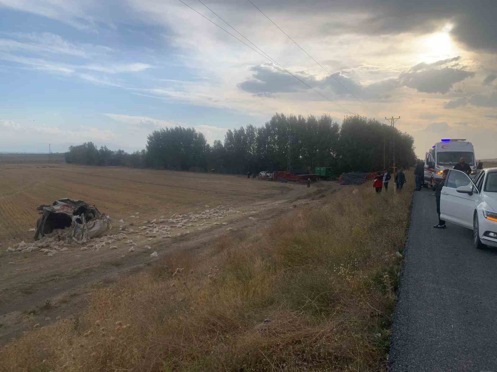 Lastiği patlayan minibüs şarampole devrildi: 2 yaralı
