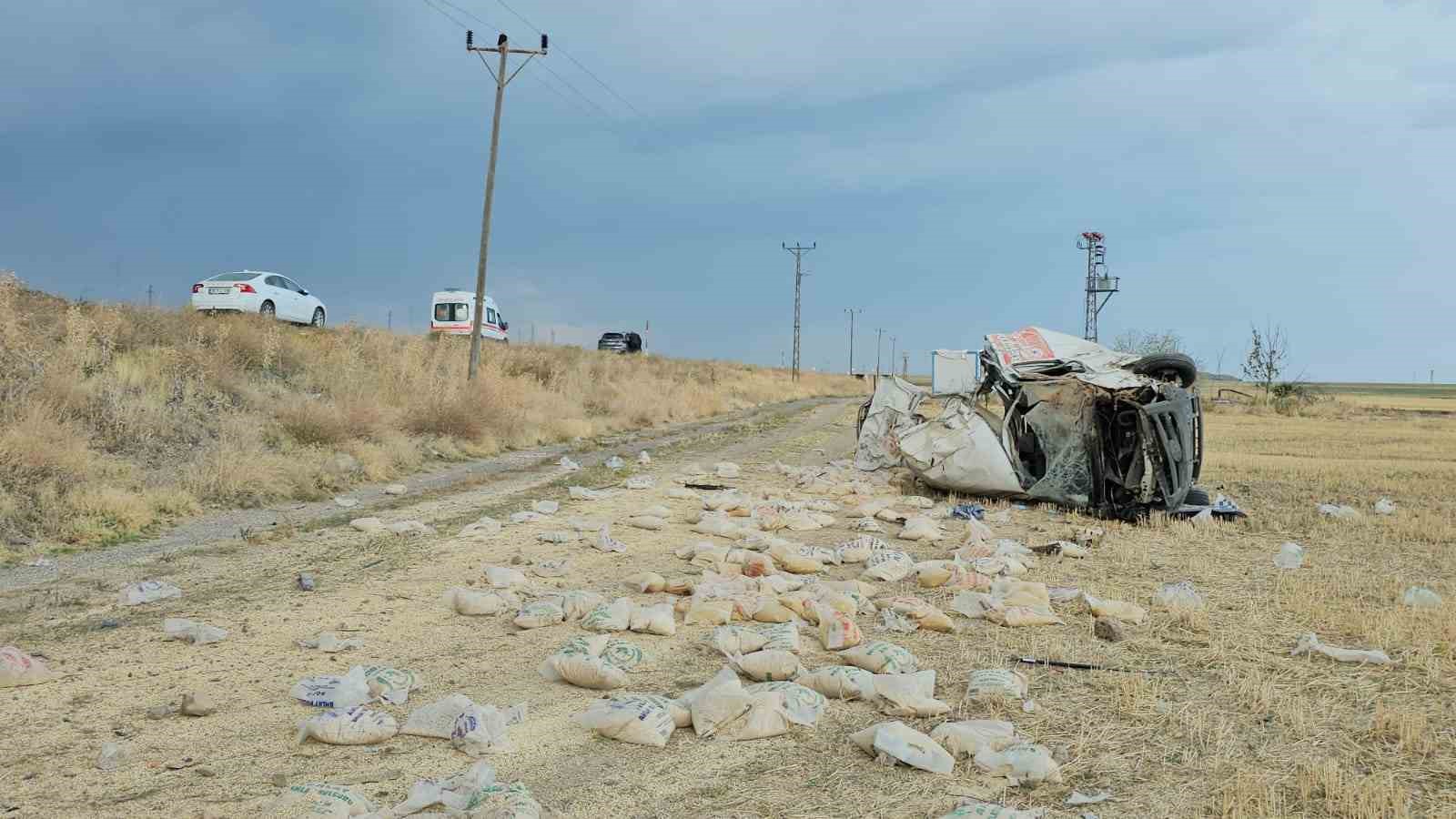 Lastiği patlayan minibüs şarampole devrildi: 2 yaralı
