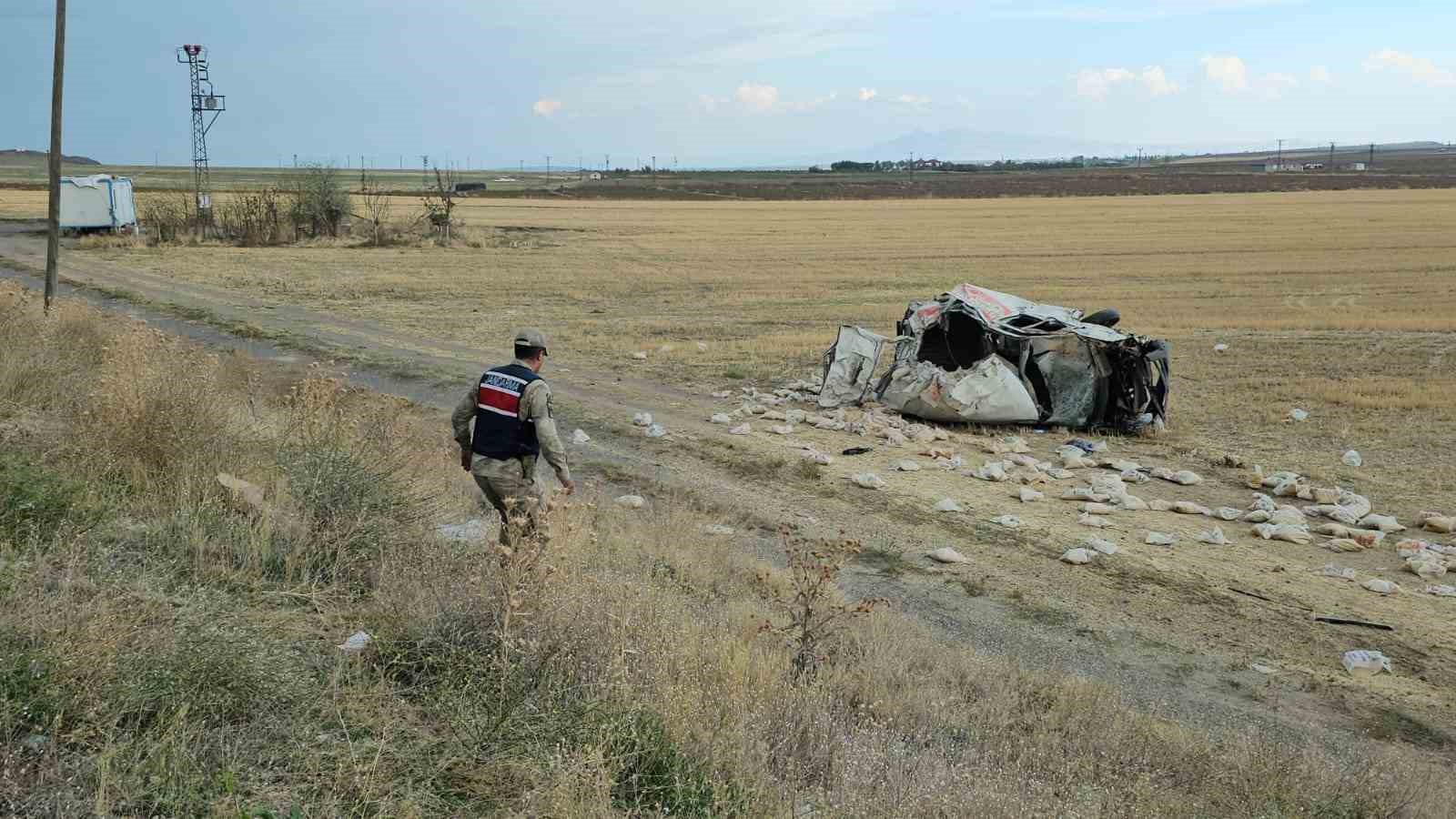 Lastiği patlayan minibüs şarampole devrildi: 2 yaralı
