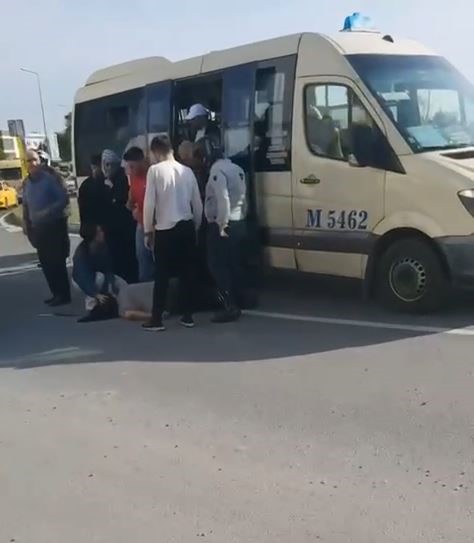 Avcılar’da seyir halindeki dolmuşun kapsısı aniden açılınca, yolcu yere çakıldı
