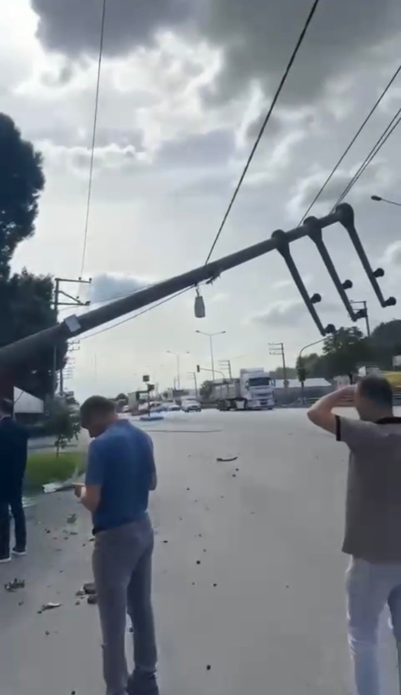 Şerit değiştiren ticari araca çarpan tır yan yattı: 2 yaralı
