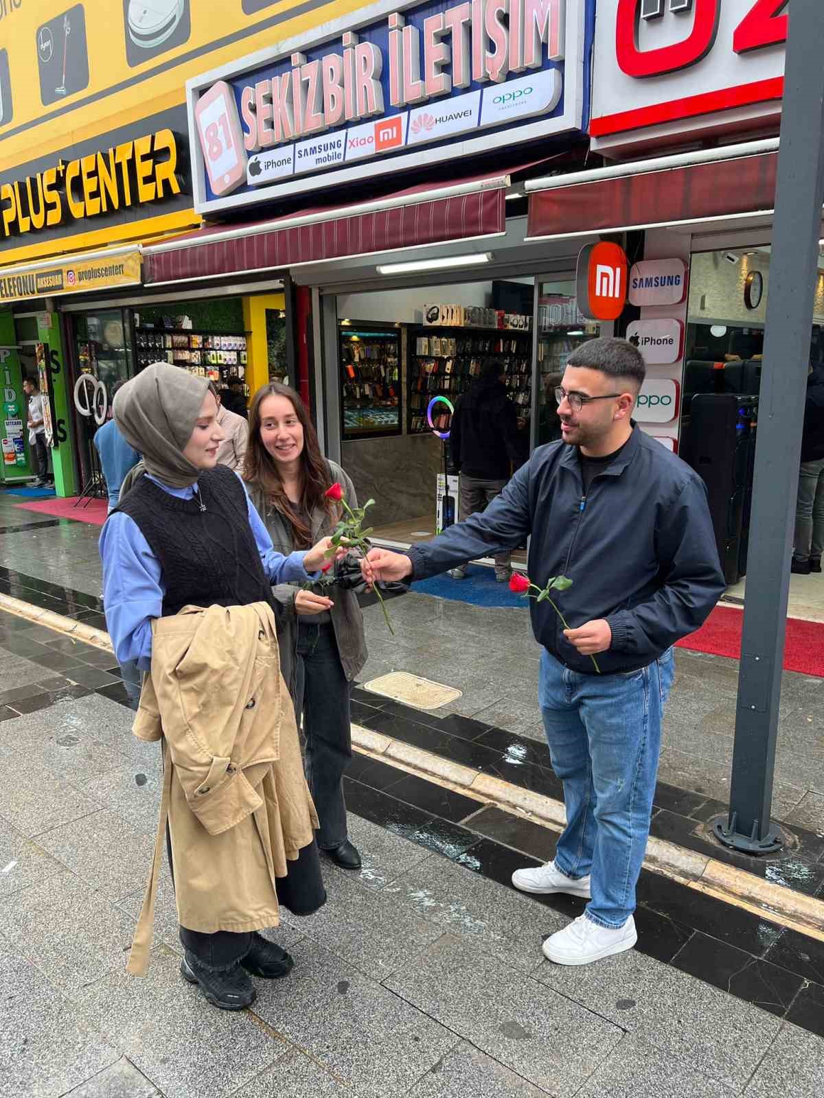 Taraftar grupları kadınlara çiçek verdi
