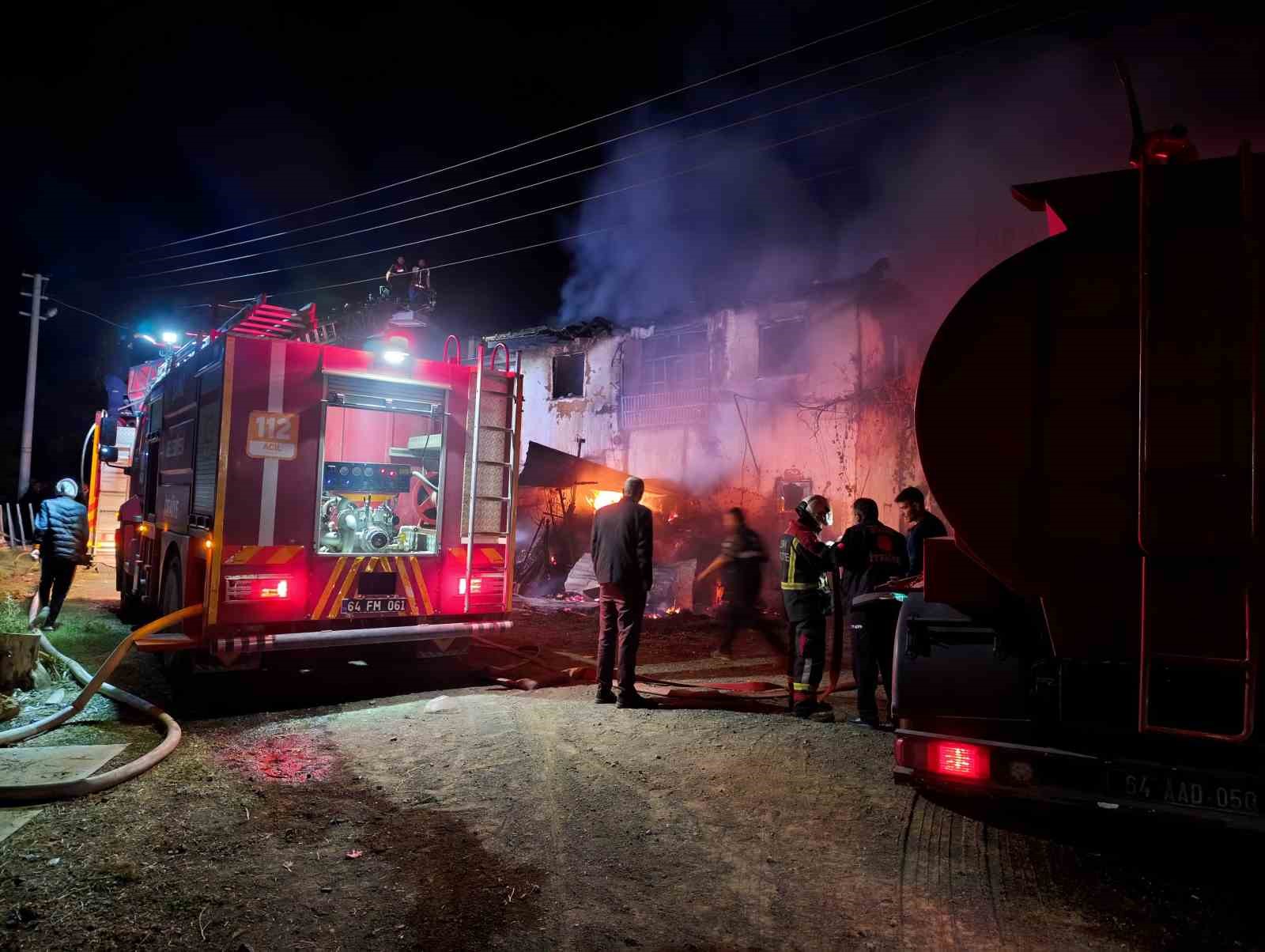 Uşak’ta meydana gelen yangında itfaiye eri yaralandı
