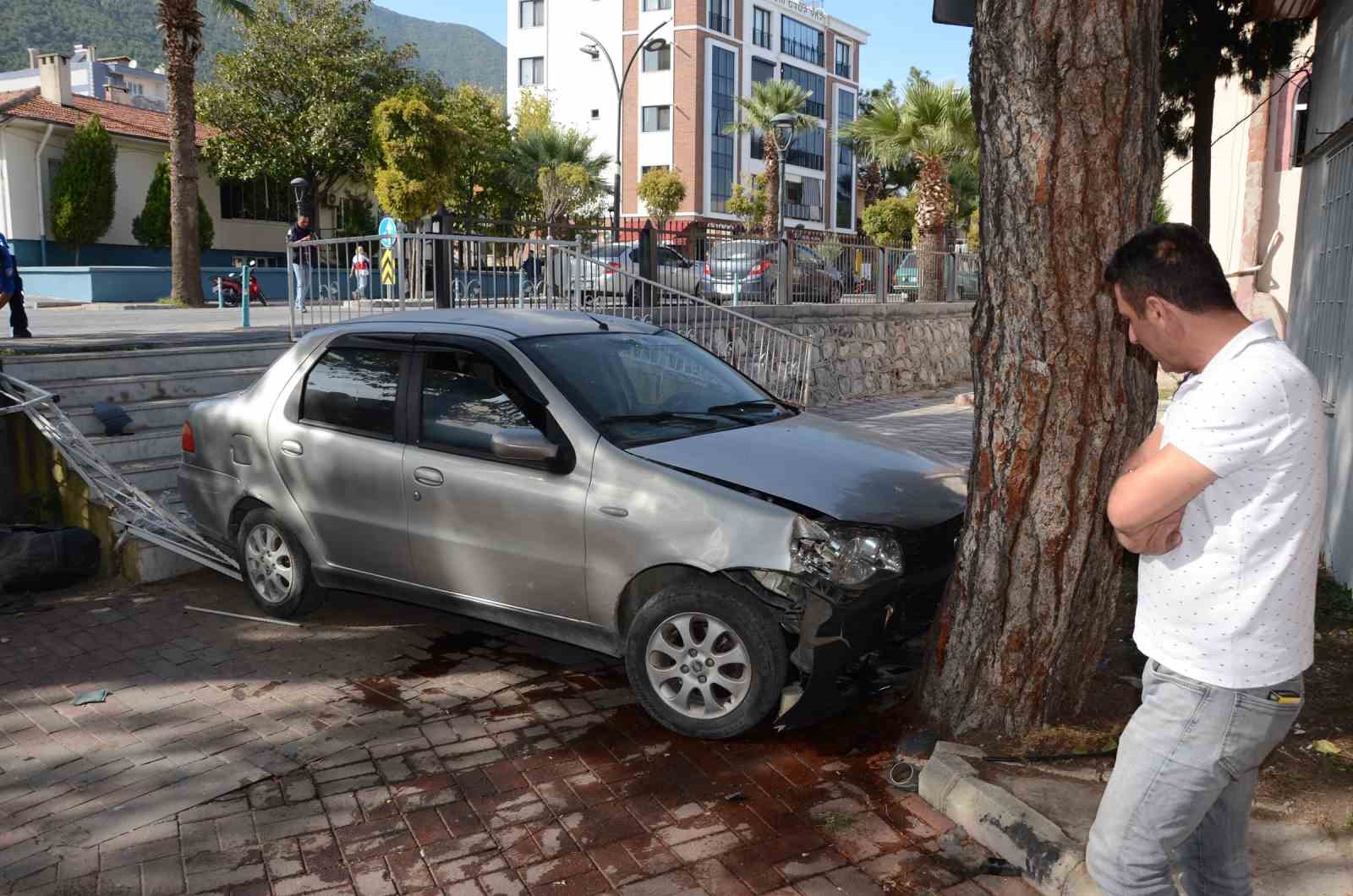 Kırkağaç’ta otomobilin belediye parkına uçtuğu kaza kamerada: 1 yaralı
