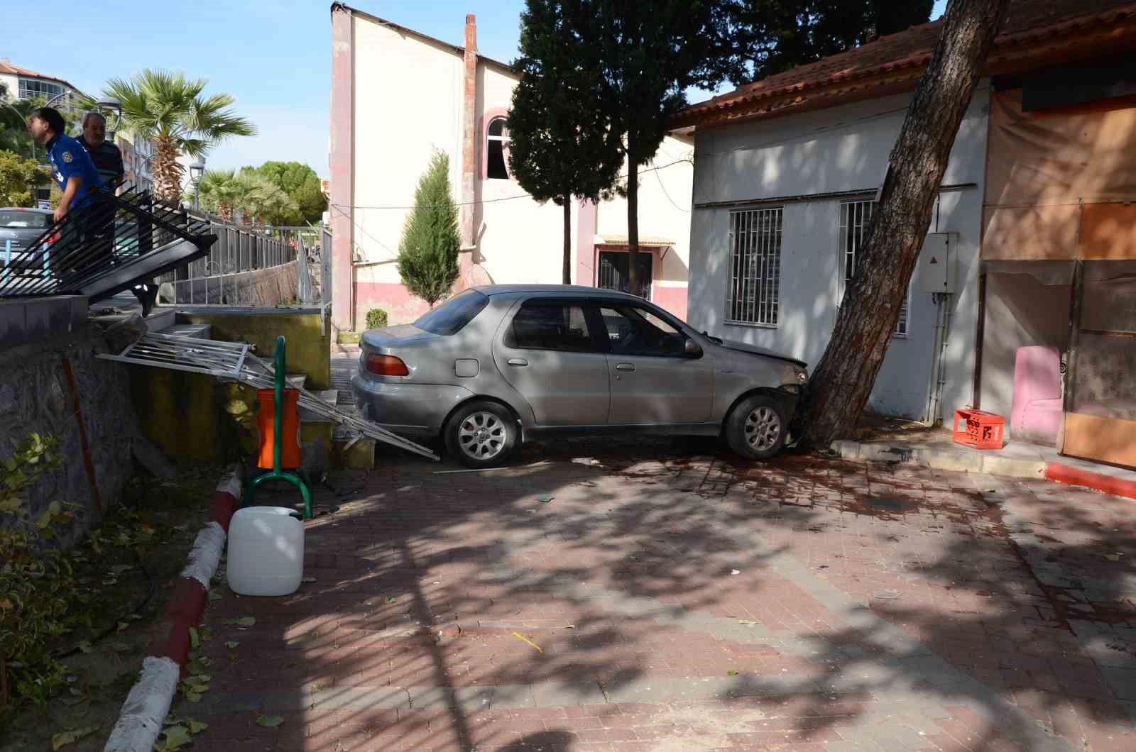 Kırkağaç’ta otomobilin belediye parkına uçtuğu kaza kamerada: 1 yaralı
