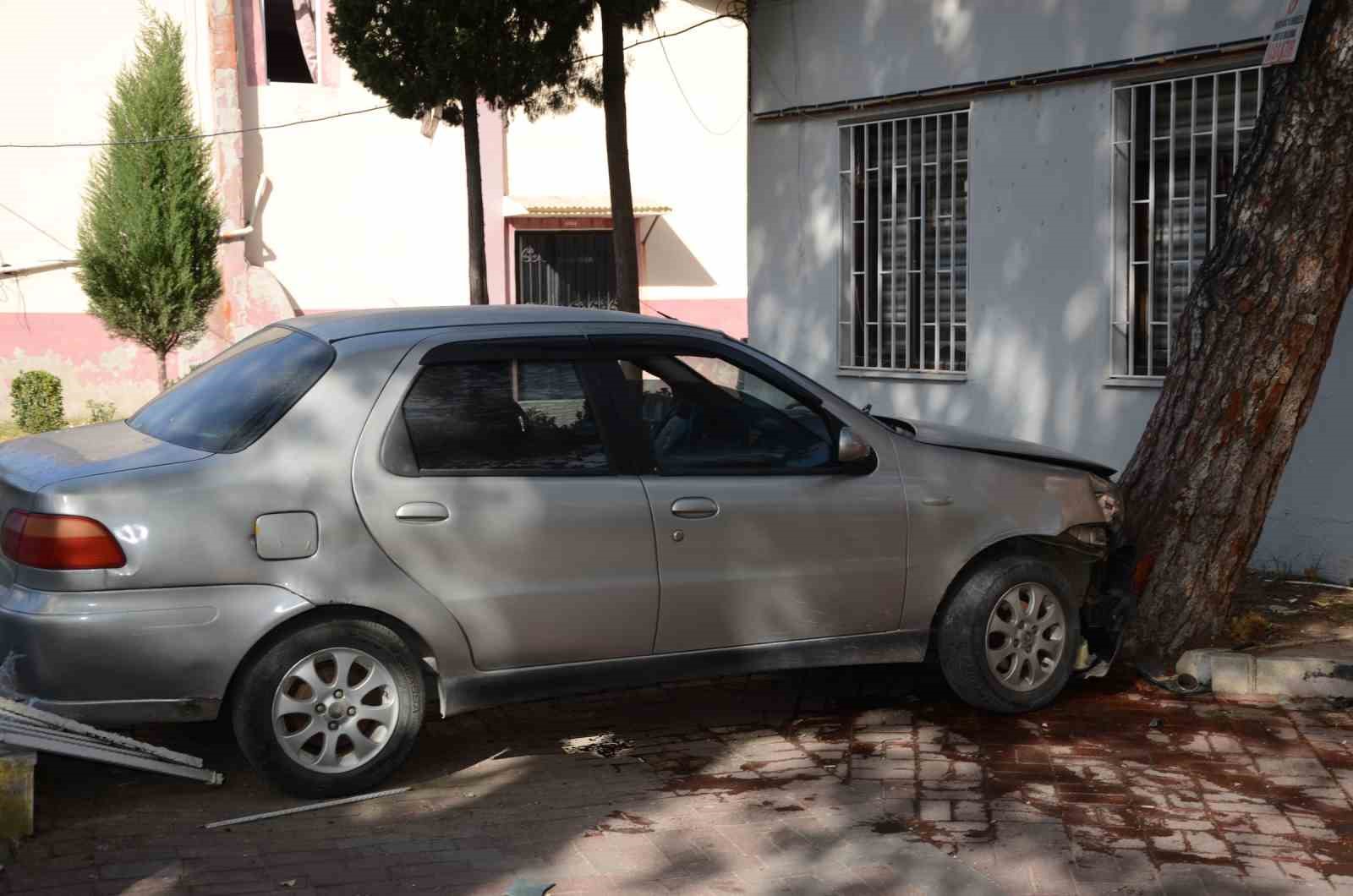 Kırkağaç’ta otomobilin belediye parkına uçtuğu kaza kamerada: 1 yaralı
