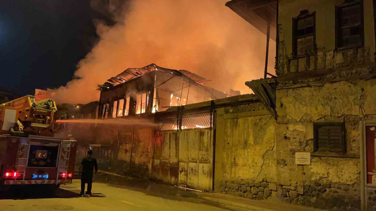 Osmaniye’de tarihi ahşap konak alevlere teslim oldu
