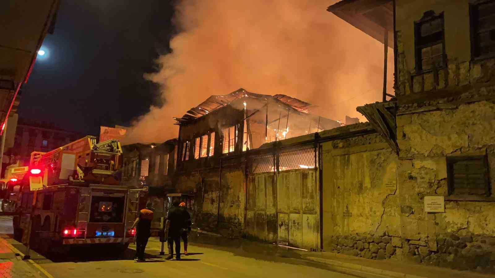 Osmaniye’de tarihi ahşap konak alevlere teslim oldu
