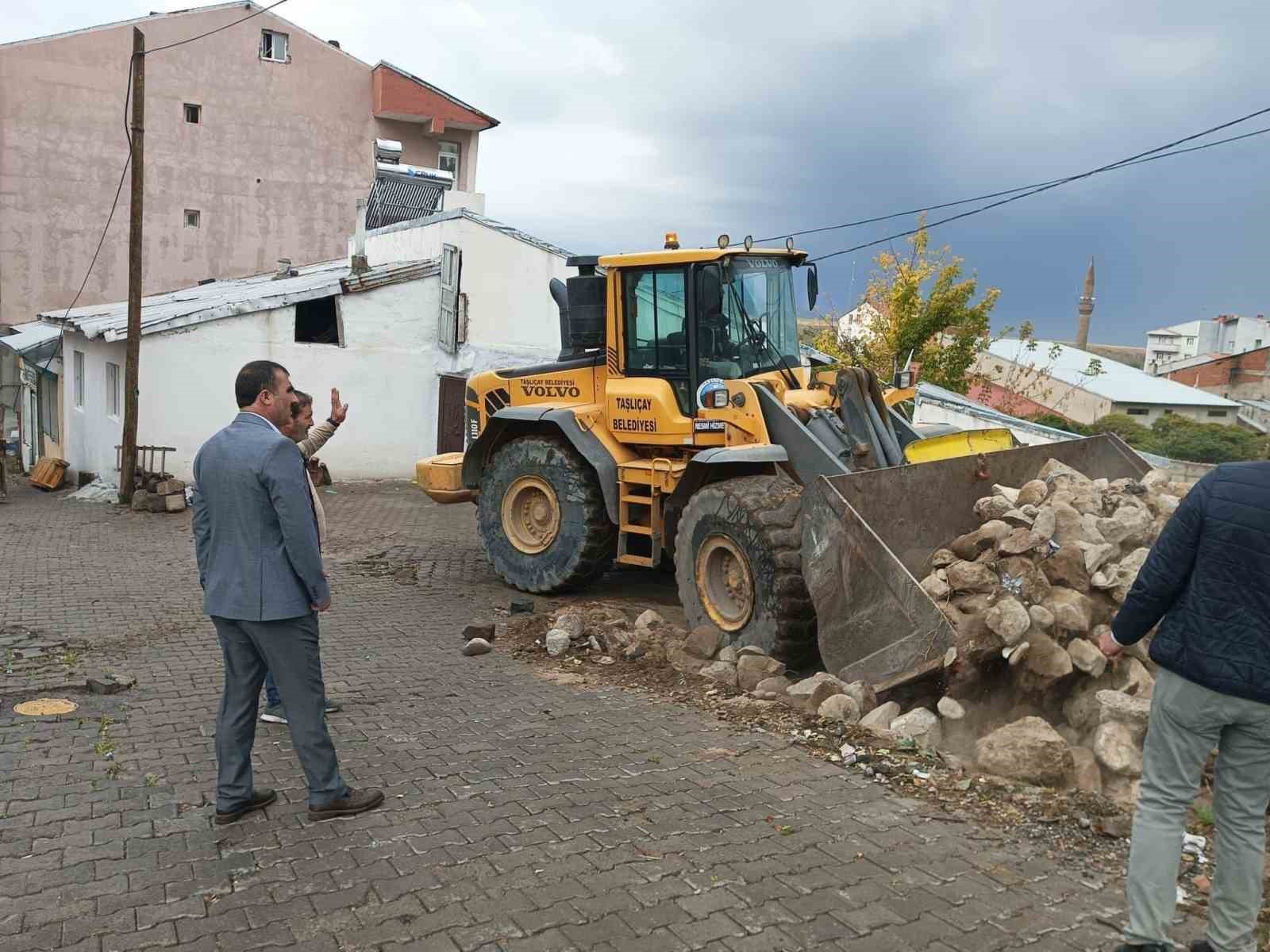 Taşlıçay’da sokak ve yol genişletme çalışmaları başladı
