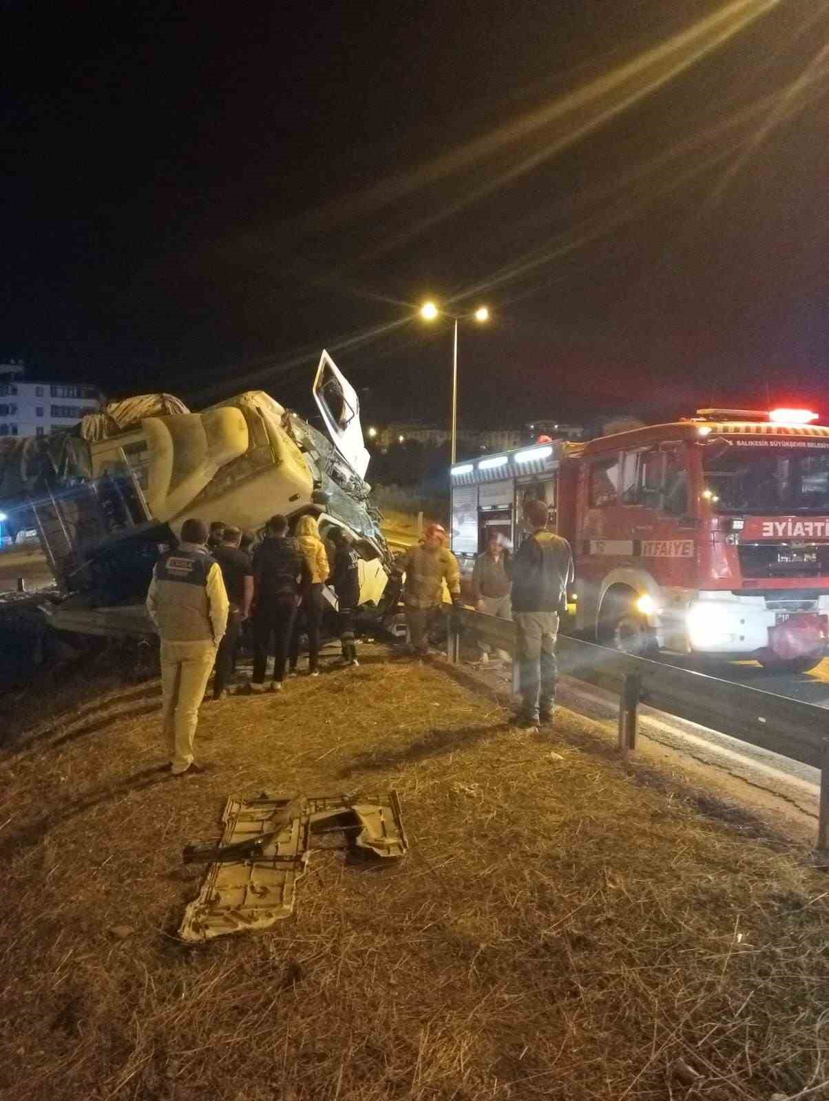 Bandırma’da yoldan çıkan kamyon tabelaya çarptı: 1 yaralı
