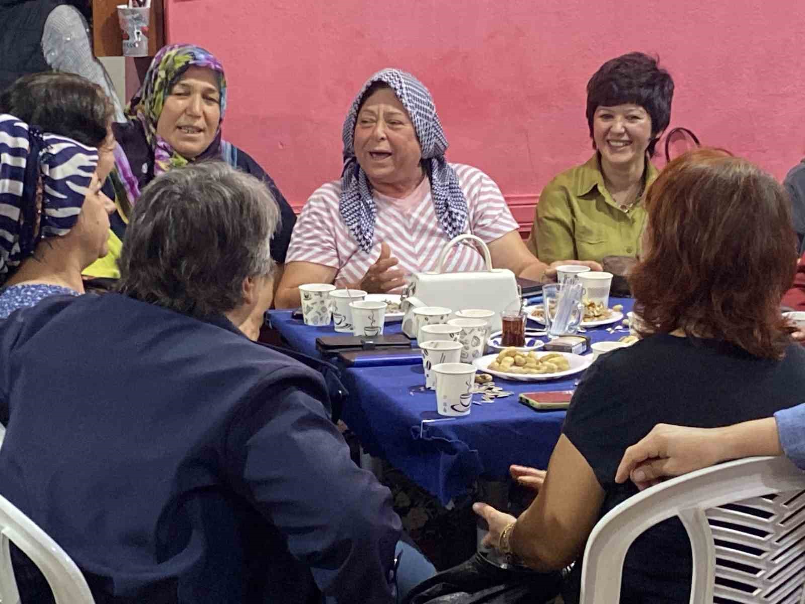 Her ay 2 gün erkekler eve kadınlar lokale gidiyor
