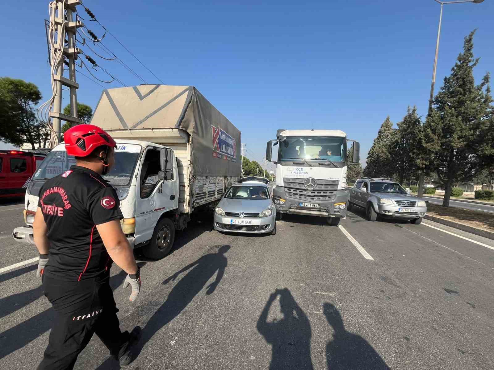 Otomobil, kamyon ve iş makinası arasında sıkıştı
