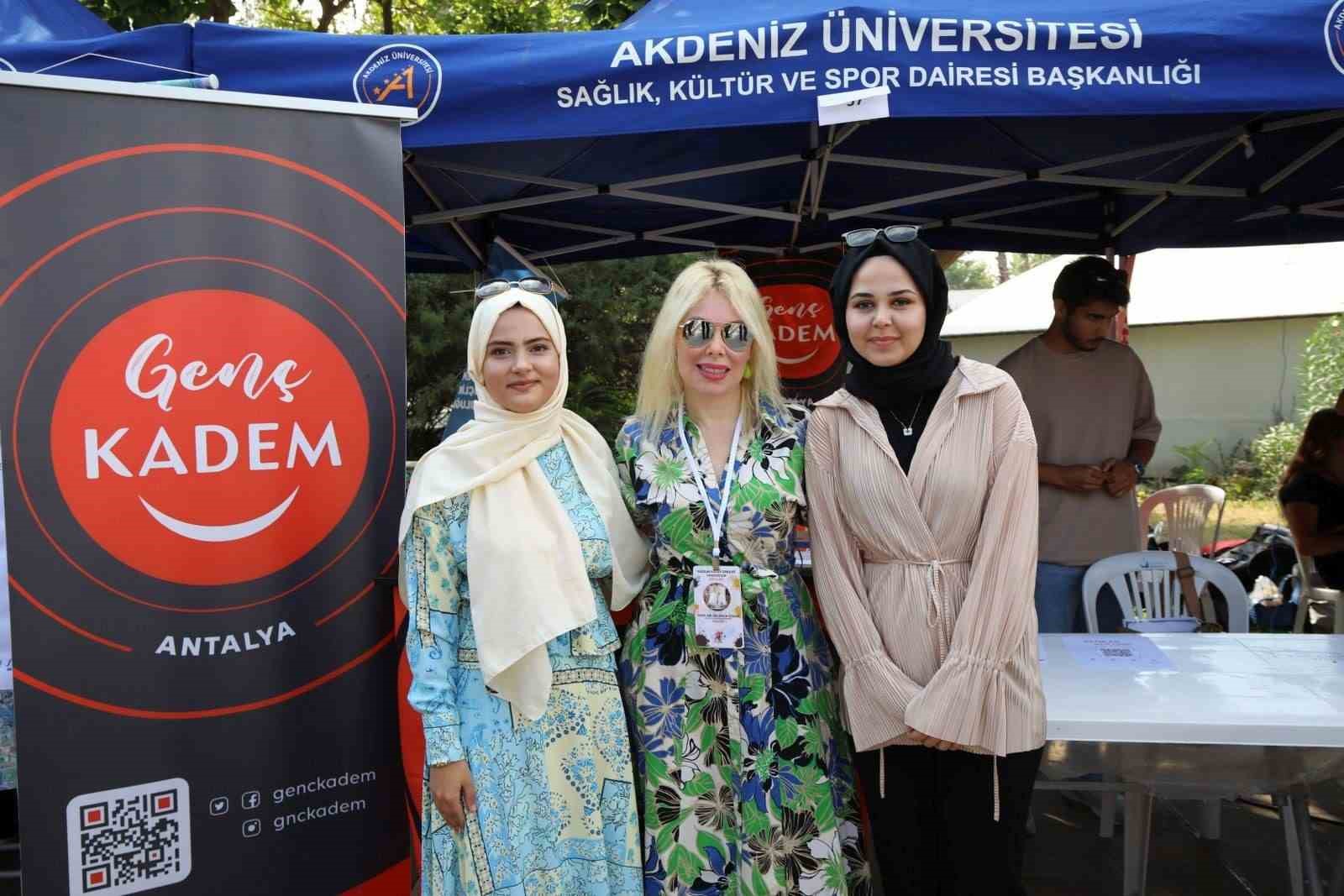 Akdeniz Üniversitesi Öğrenci Toplulukları Tanıtım Günleri başladı
