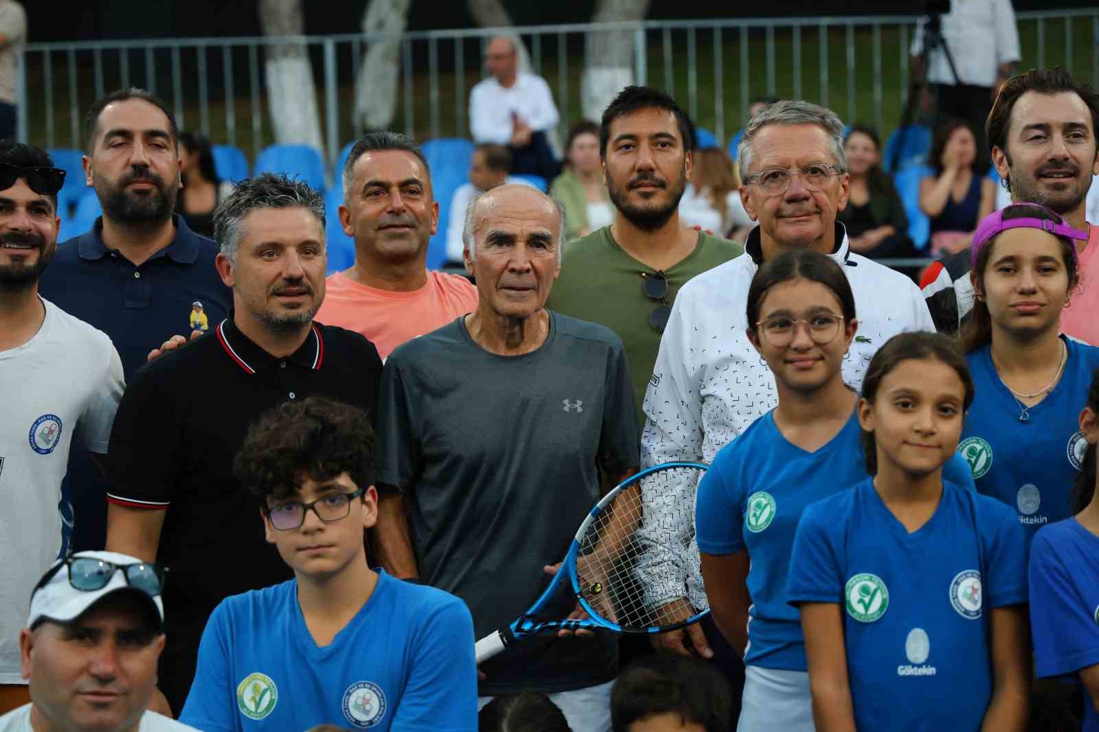 77 yaşındaki emekli tümgeneral teniste tarih yazıyor
