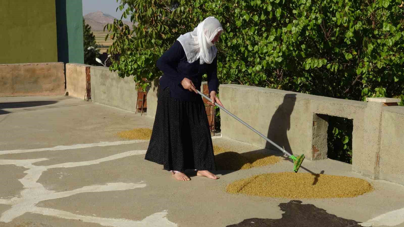 Gercüş’te dev kazanlarda bulgur kaynatma geleneği devam ediyor
