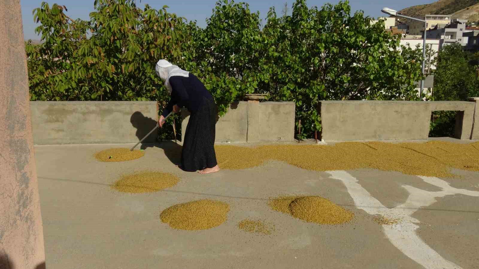 Gercüş’te dev kazanlarda bulgur kaynatma geleneği devam ediyor
