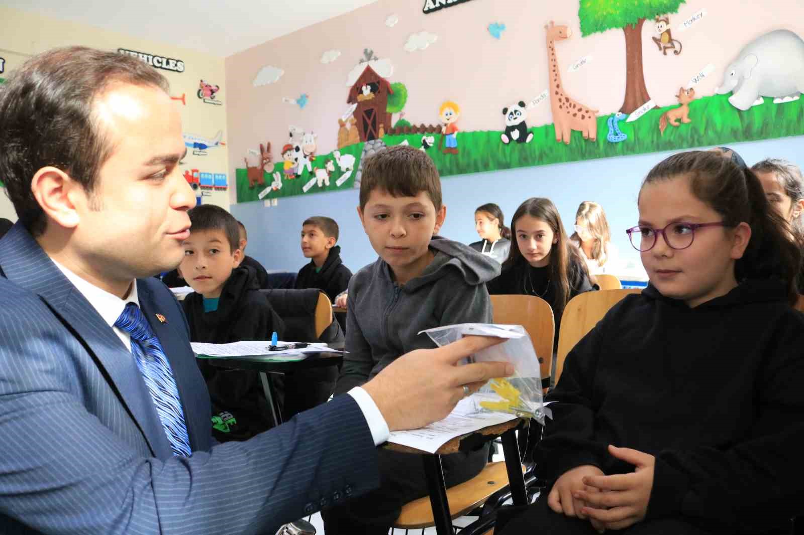 Evdeki eşyaların depreme karşı sabitlendiği kapıdaki çıkartmadan anlaşılacak
