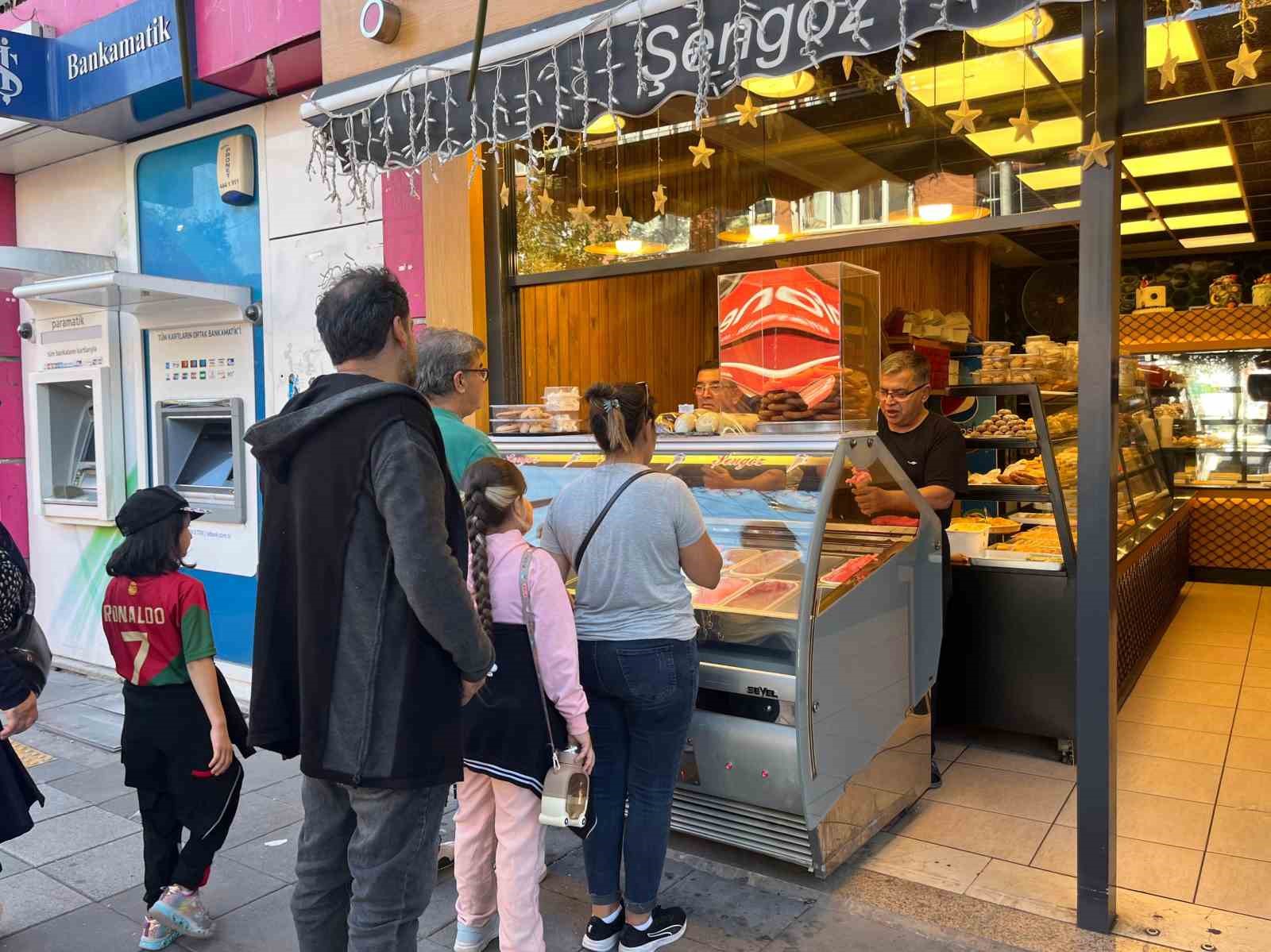 Kampanyaya inanmayan vatandaşlara ücretsiz 200 litre dondurmayı dağıtmakta güçlük çektiler
