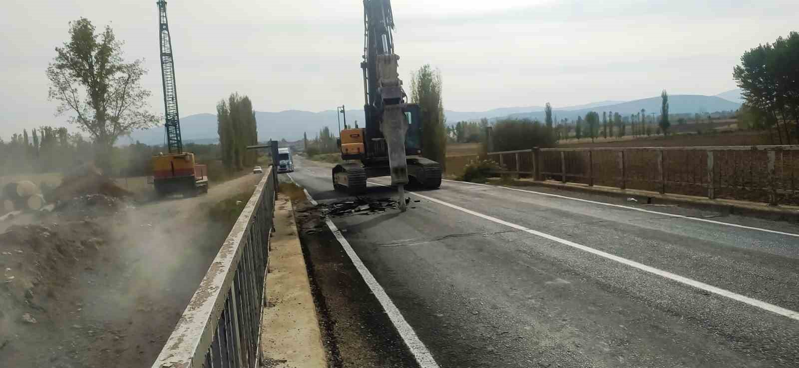 Hisarcık’ta 70 yıllık köprünün yıkımına başlandı
