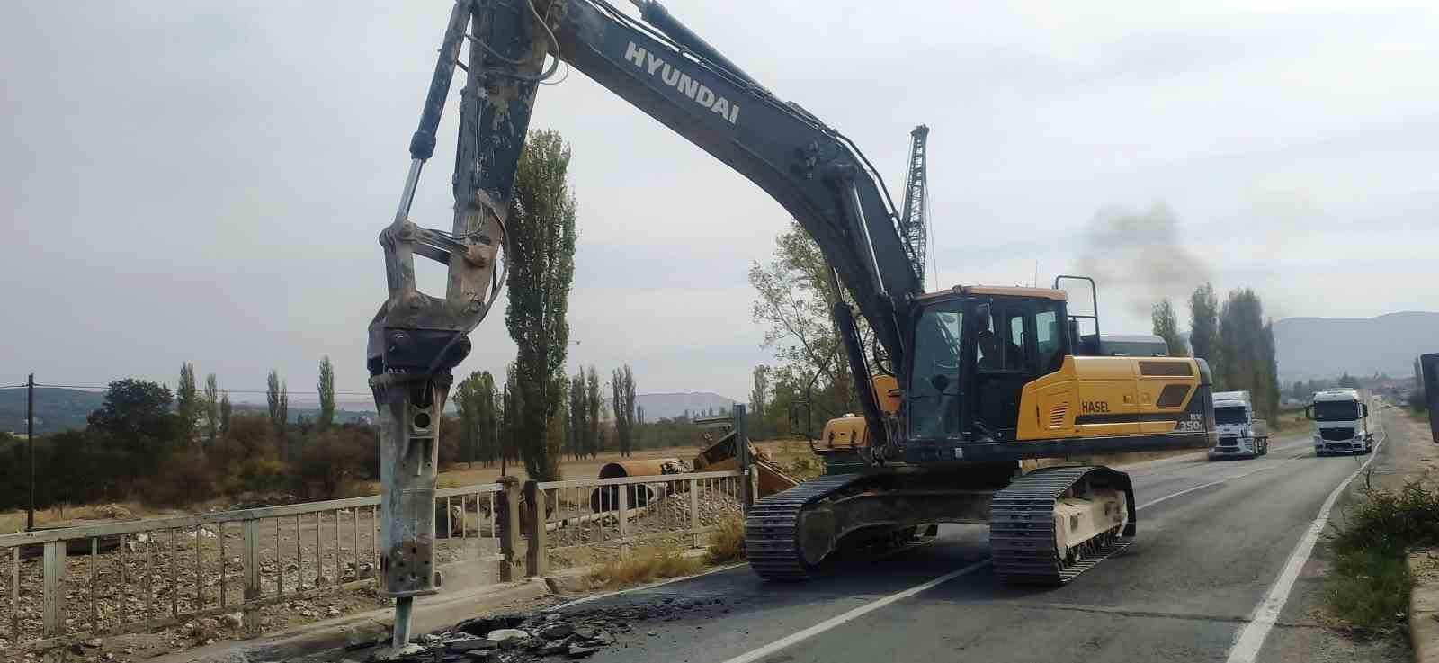 Hisarcık’ta 70 yıllık köprünün yıkımına başlandı
