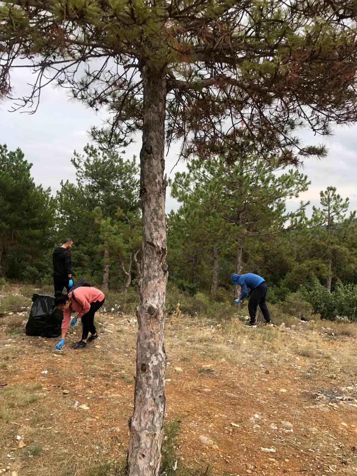 Bilecik’te bir site sakinleri çevre temizliğinde 30 poşet çöp topladı
