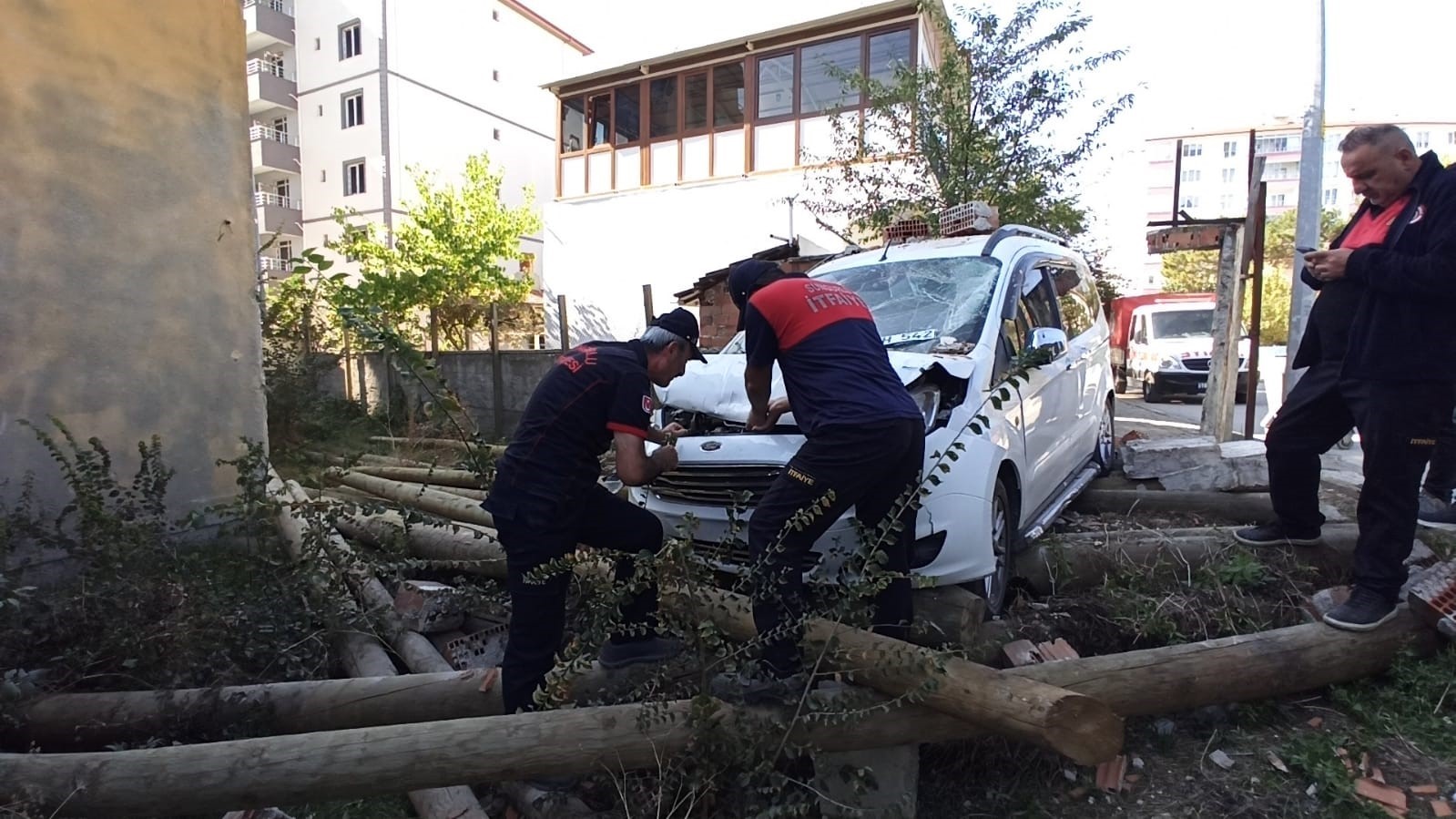 Kontrolden çıkan araç bahçe duvarını yıkıp içeri girdi
