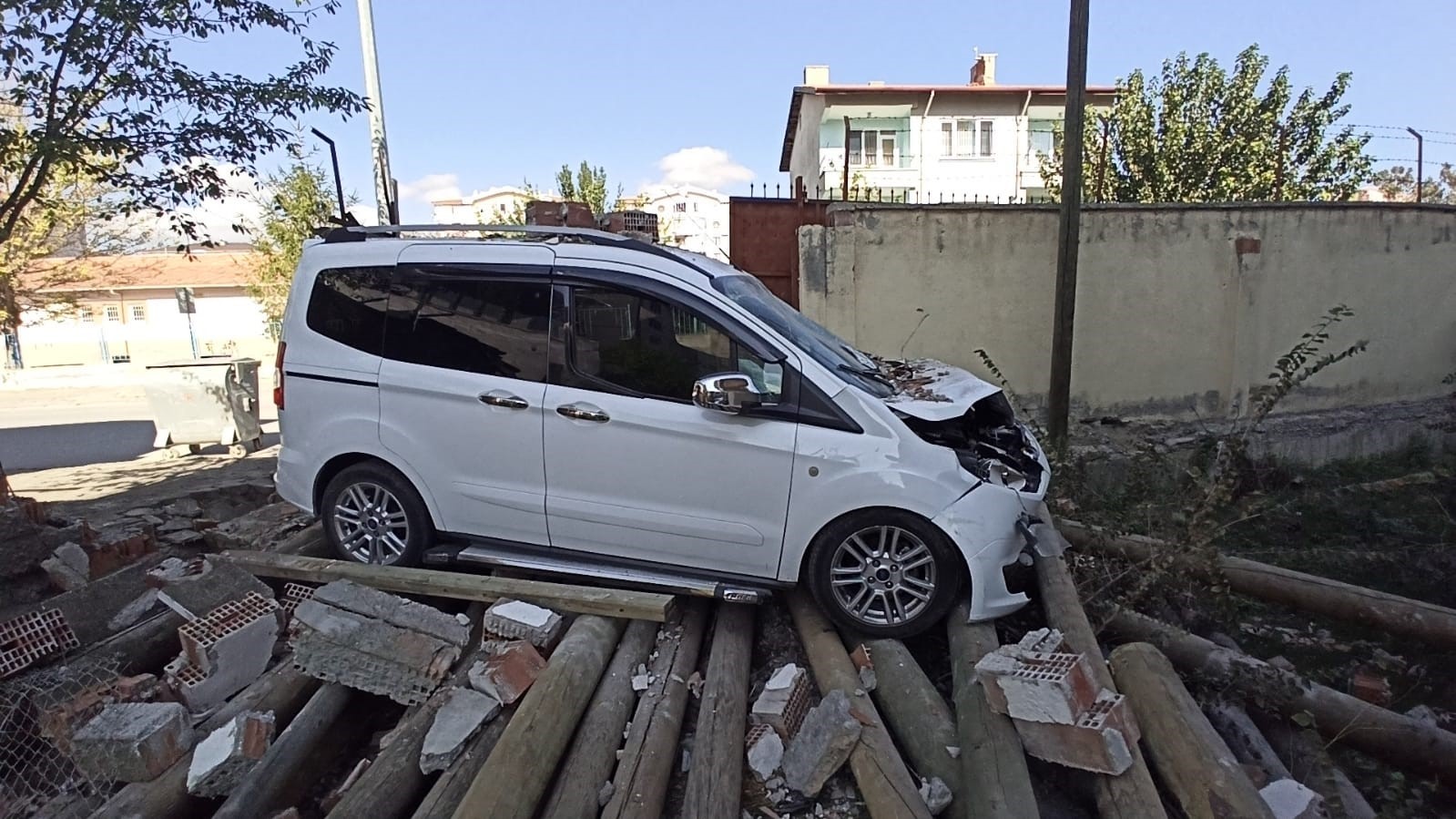 Kontrolden çıkan araç bahçe duvarını yıkıp içeri girdi
