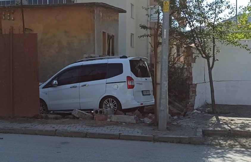 Kontrolden çıkan araç bahçe duvarını yıkıp içeri girdi
