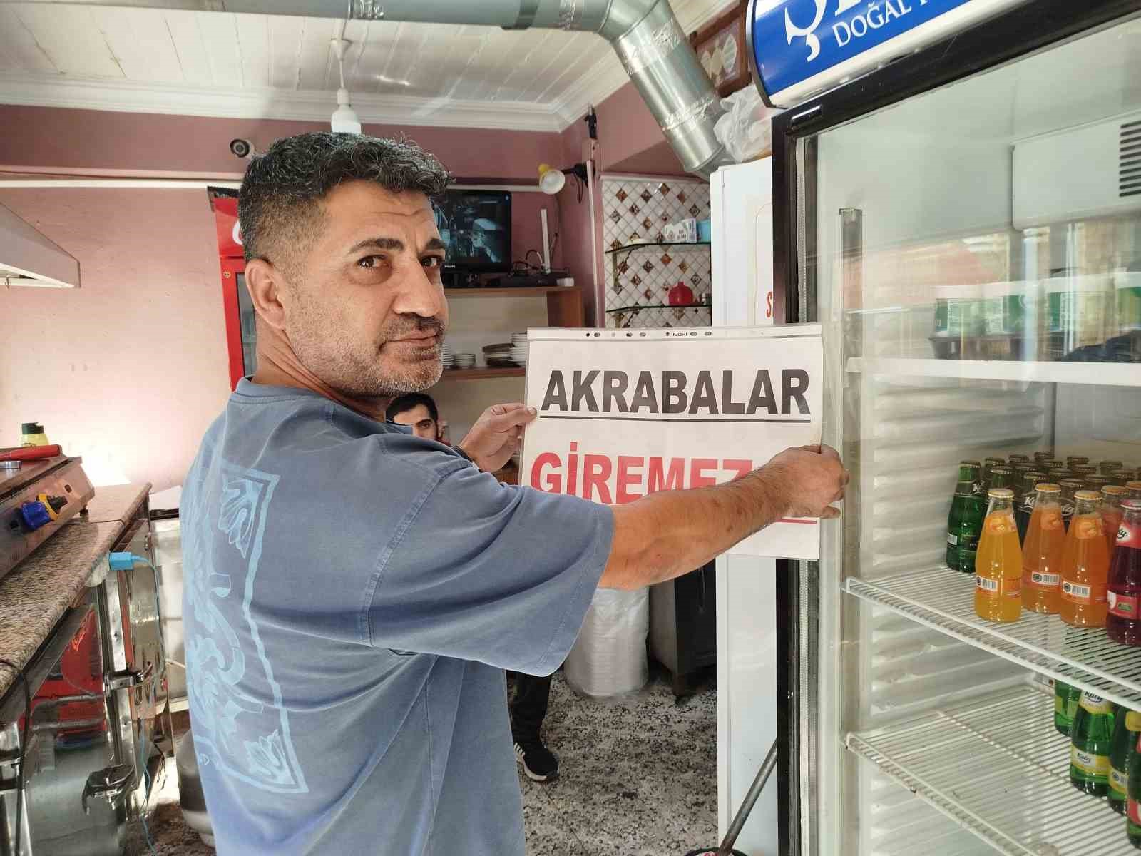 Bedavacı akrabalara isyan etti, dükkanına ’Akrabalar giremez’ pankartı astı
