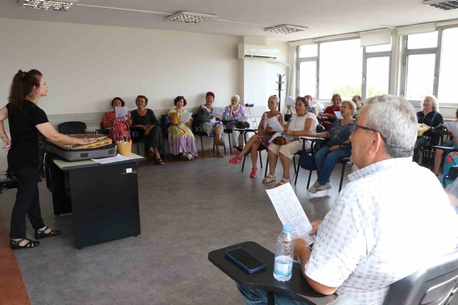 65 yaş üstü vatandaşlar müziğin gücüyle sosyalleşiyor
