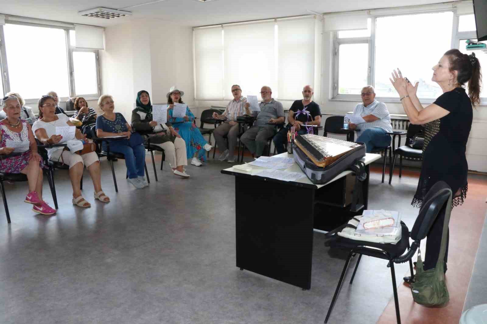 65 yaş üstü vatandaşlar müziğin gücüyle sosyalleşiyor
