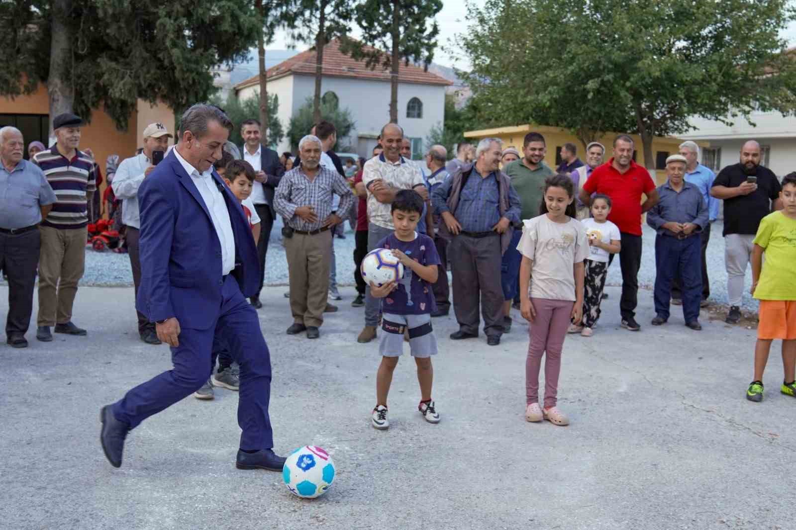 Çocukların yüzü Başkan Yetişkin ile güldü
