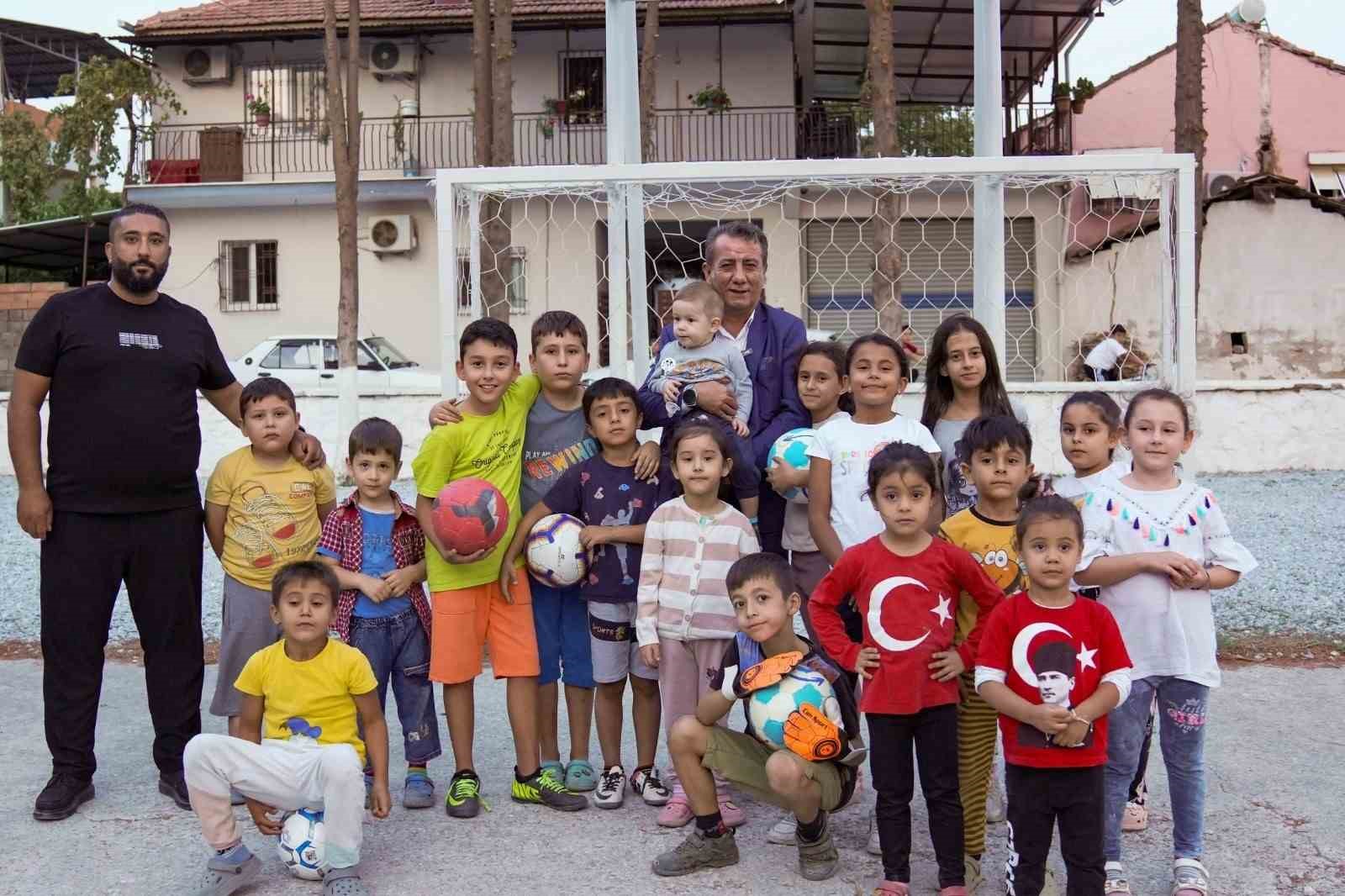 Çocukların yüzü Başkan Yetişkin ile güldü
