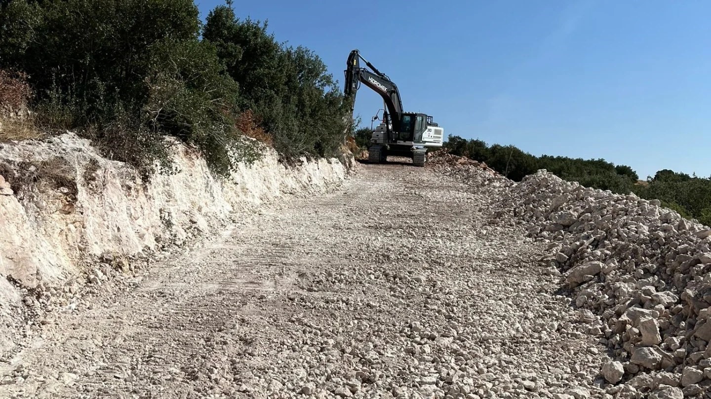 Kırsal mahallelerdeki yol sorunu Nizip Belediyesiyle çözüme kavuşuyor
